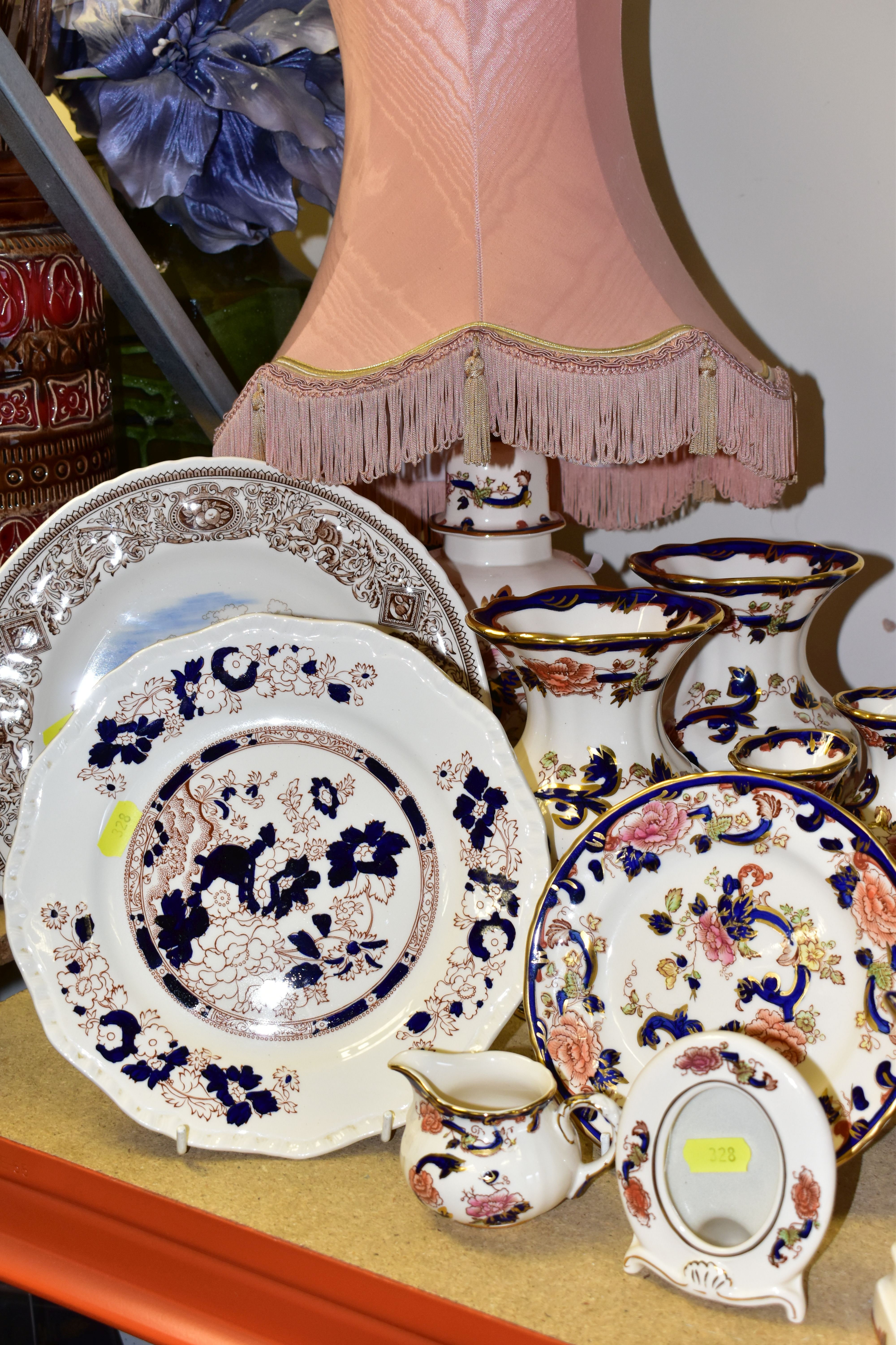 A QUANTITY OF MASON'S IRONSTONE 'MANDALAY' PATTERN GIFTWARE, comprising a table lamp, height 28cm to - Image 6 of 8