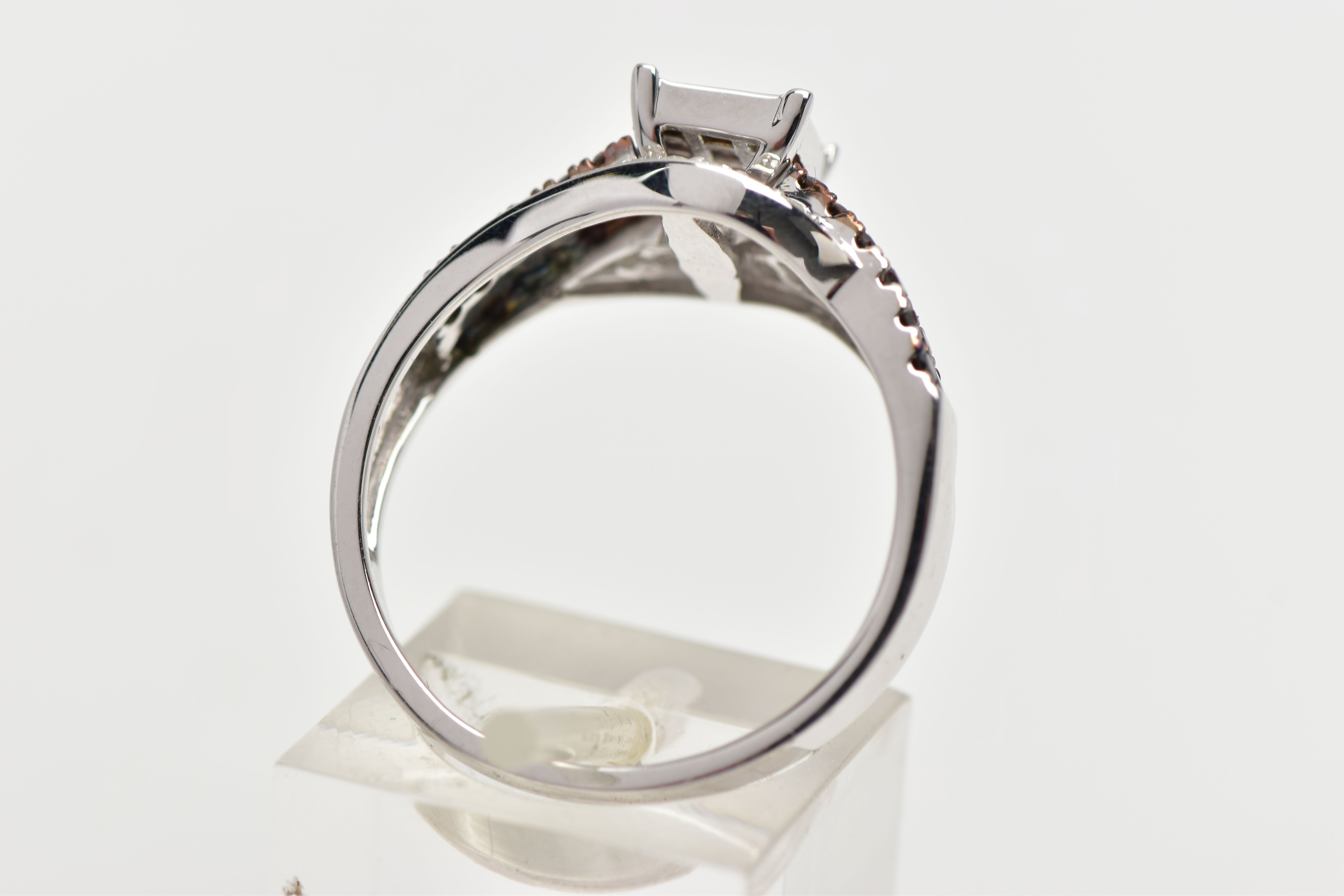 A 9CT WHITE GOLD DIAMOND DRESS RING, the calibre cut brown diamond central cluster, with brilliant - Image 3 of 4