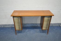 A MID CENTURY MAHOGANY COLLECTORS DRAWERS in the form of a knee hole desk with eleven drawers either