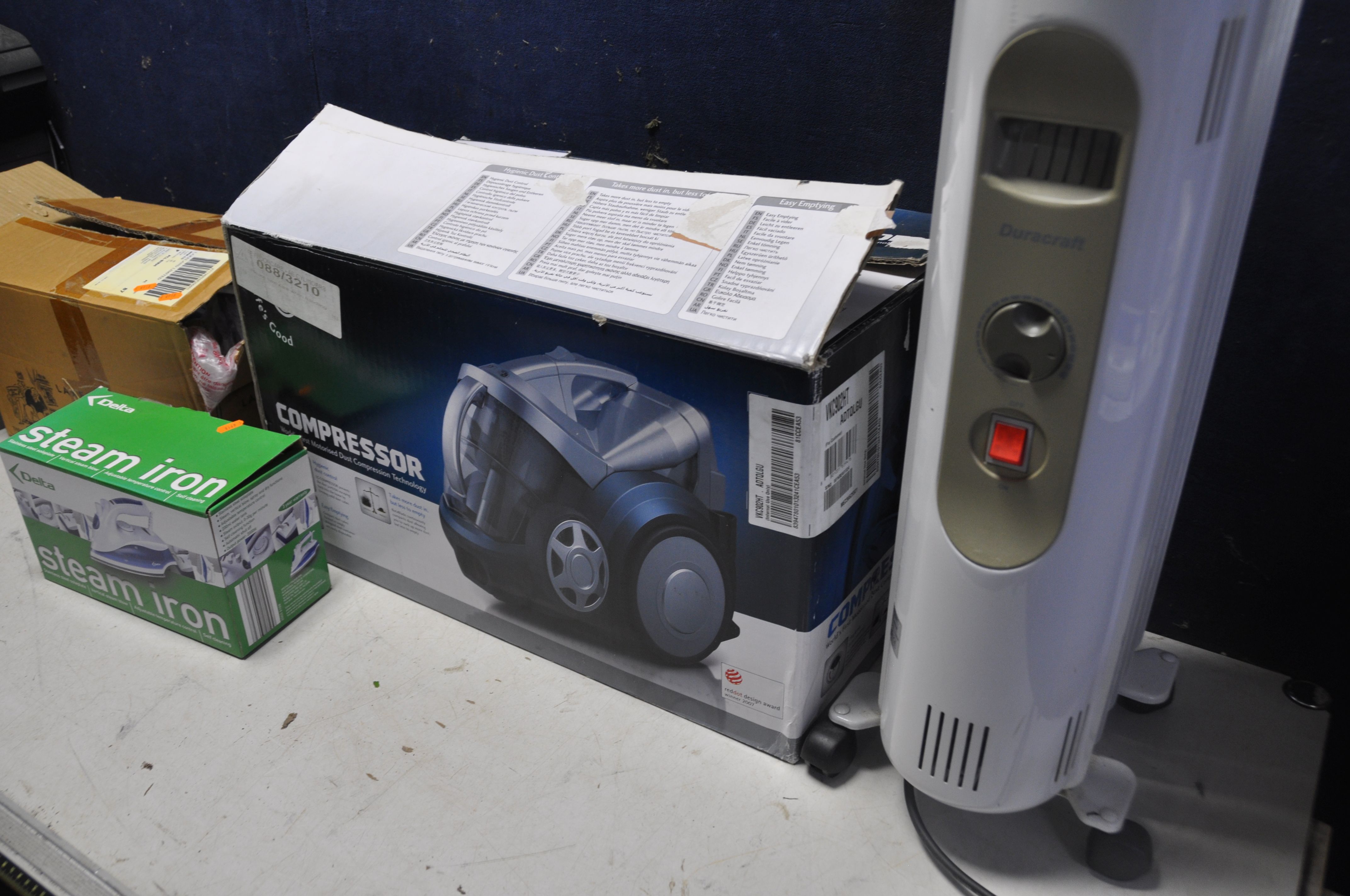 A COLLECTION OF HOUSEHOLD ELECTRICALS to include a LG VKC902HT vacuum, Duracraft CZ-6051E oil filled - Image 2 of 3