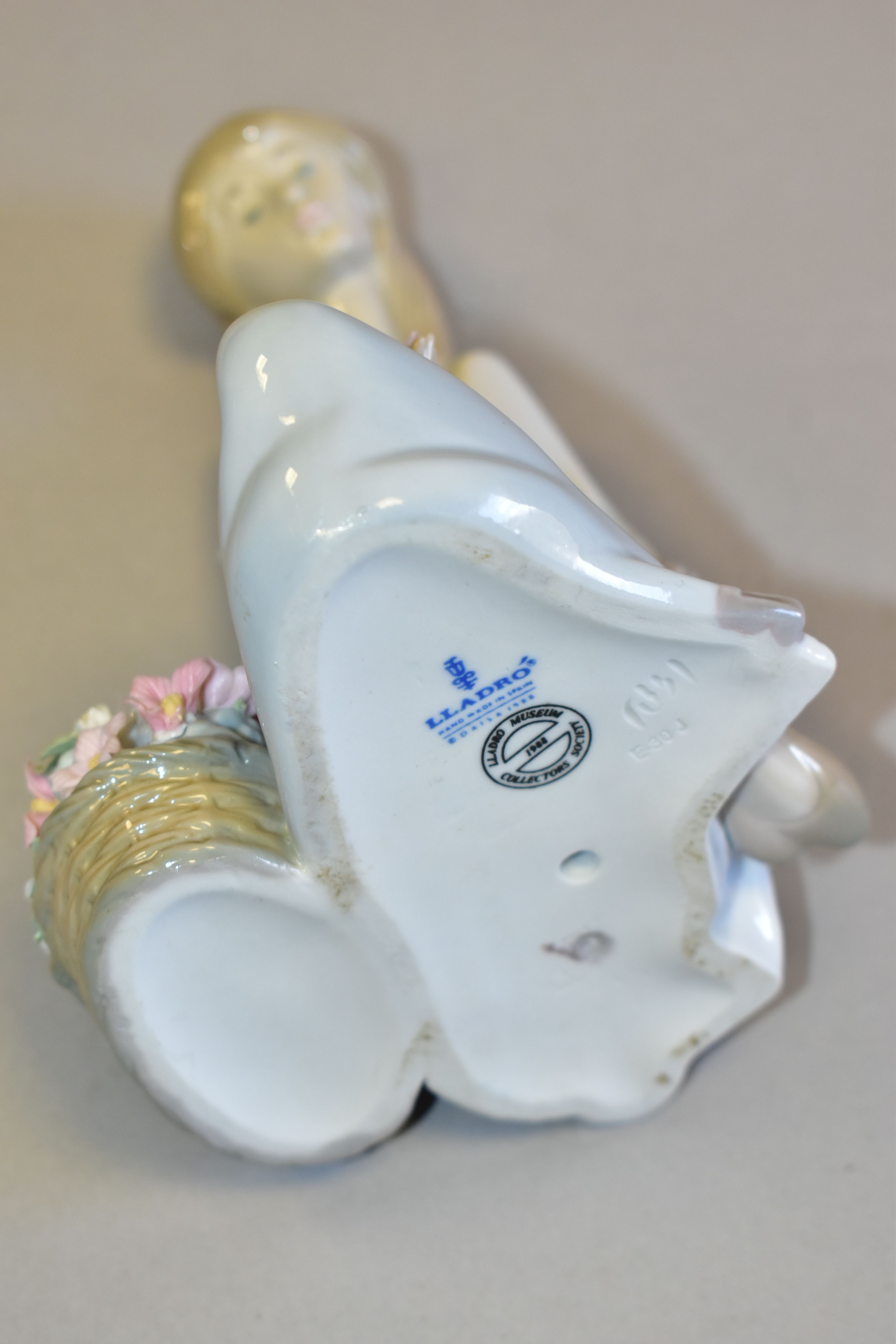 A LLADRO FLOWERS SONG FIGURINE, model no 7607, sculptor Juan Huerta, printed 'Lladro Museum - Image 5 of 5