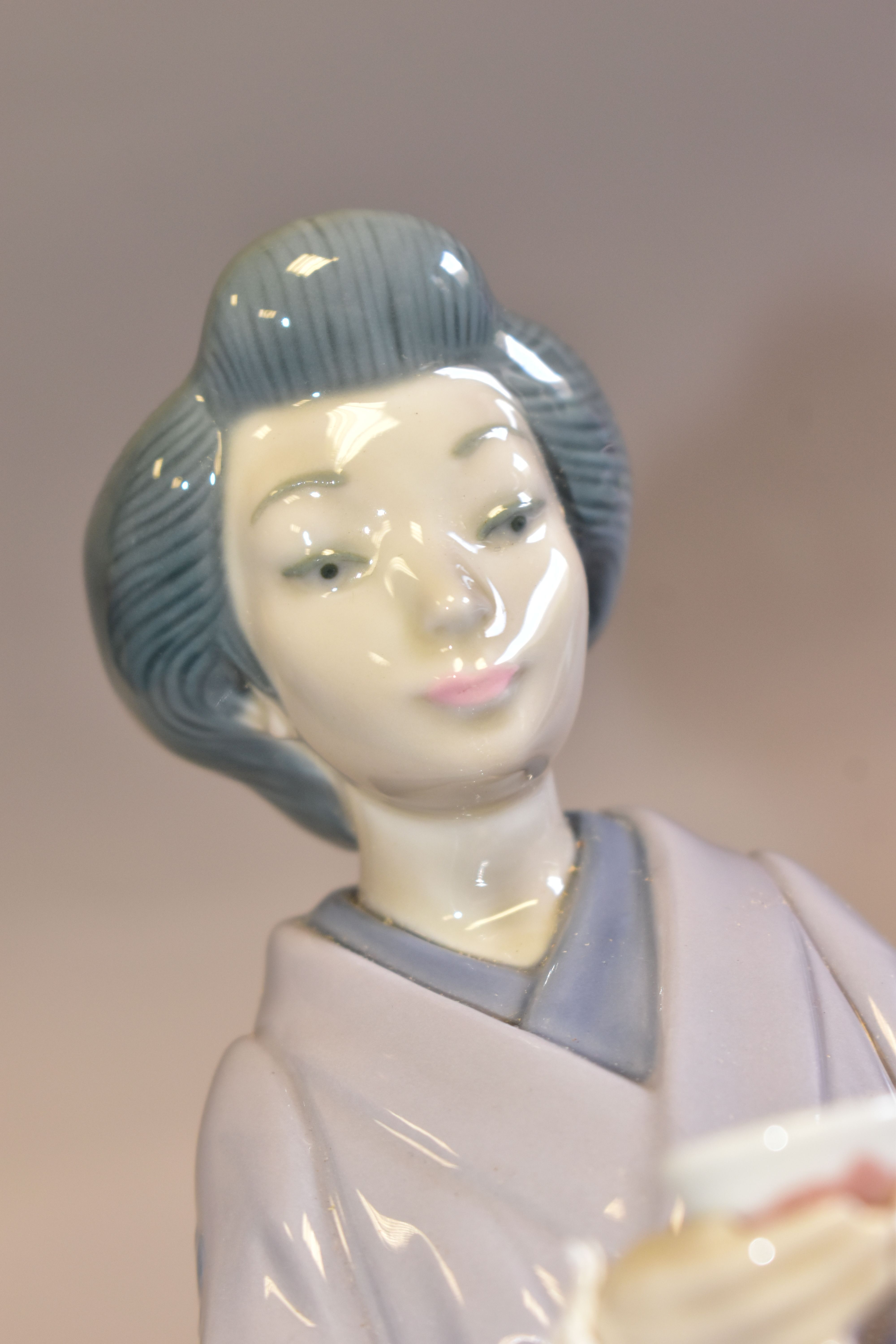 A BOXED LLADRO 'JAPANESE GIRL SERVING TEA', model no 5122, sculptor Victor Martinez, issued in - Image 5 of 6