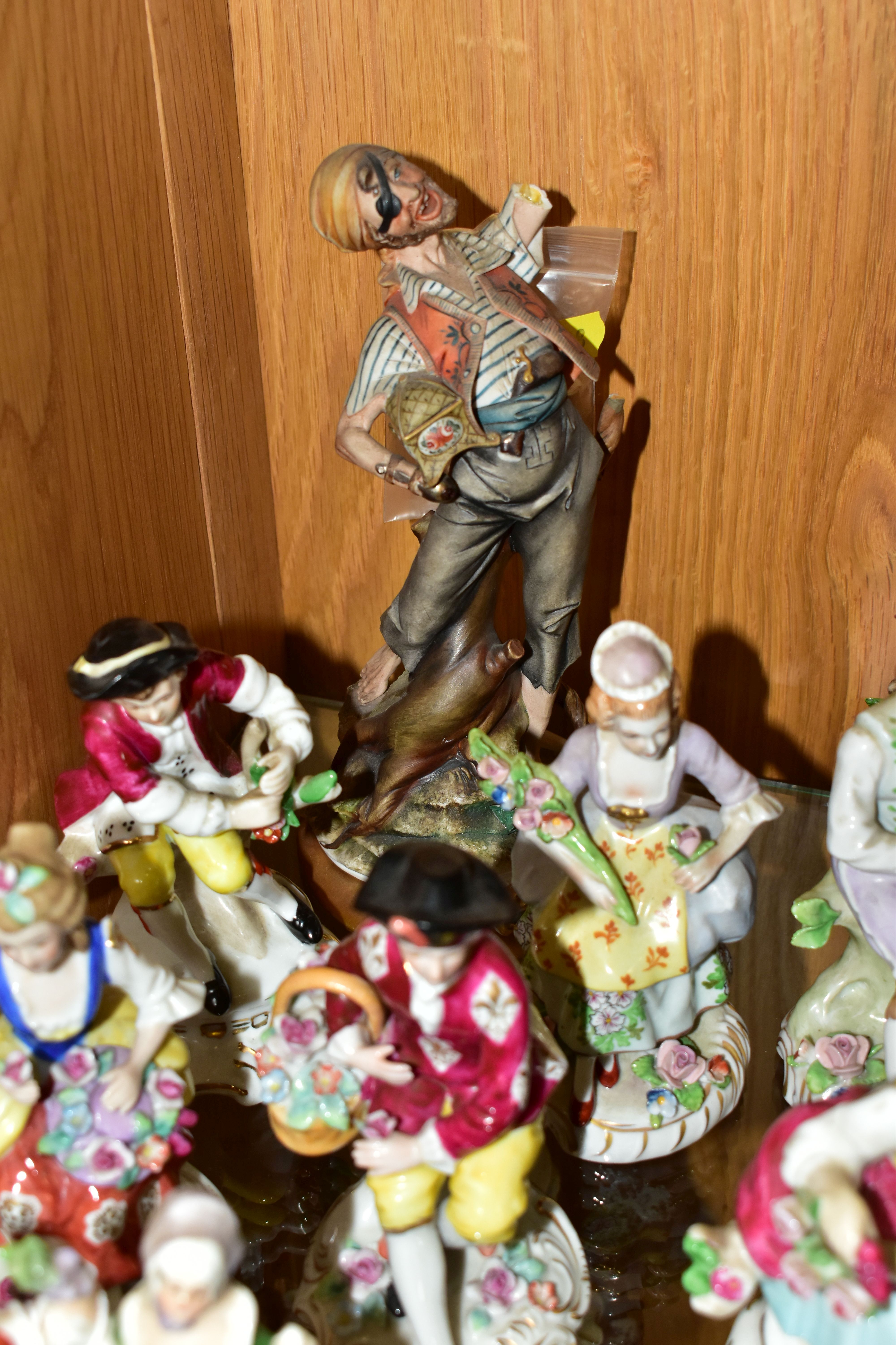 A GROUP OF CONTINENTAL PORCELAIN FIGURINES AND OTHER CERAMIC ORNAMENTS, to include a pair of - Image 6 of 8