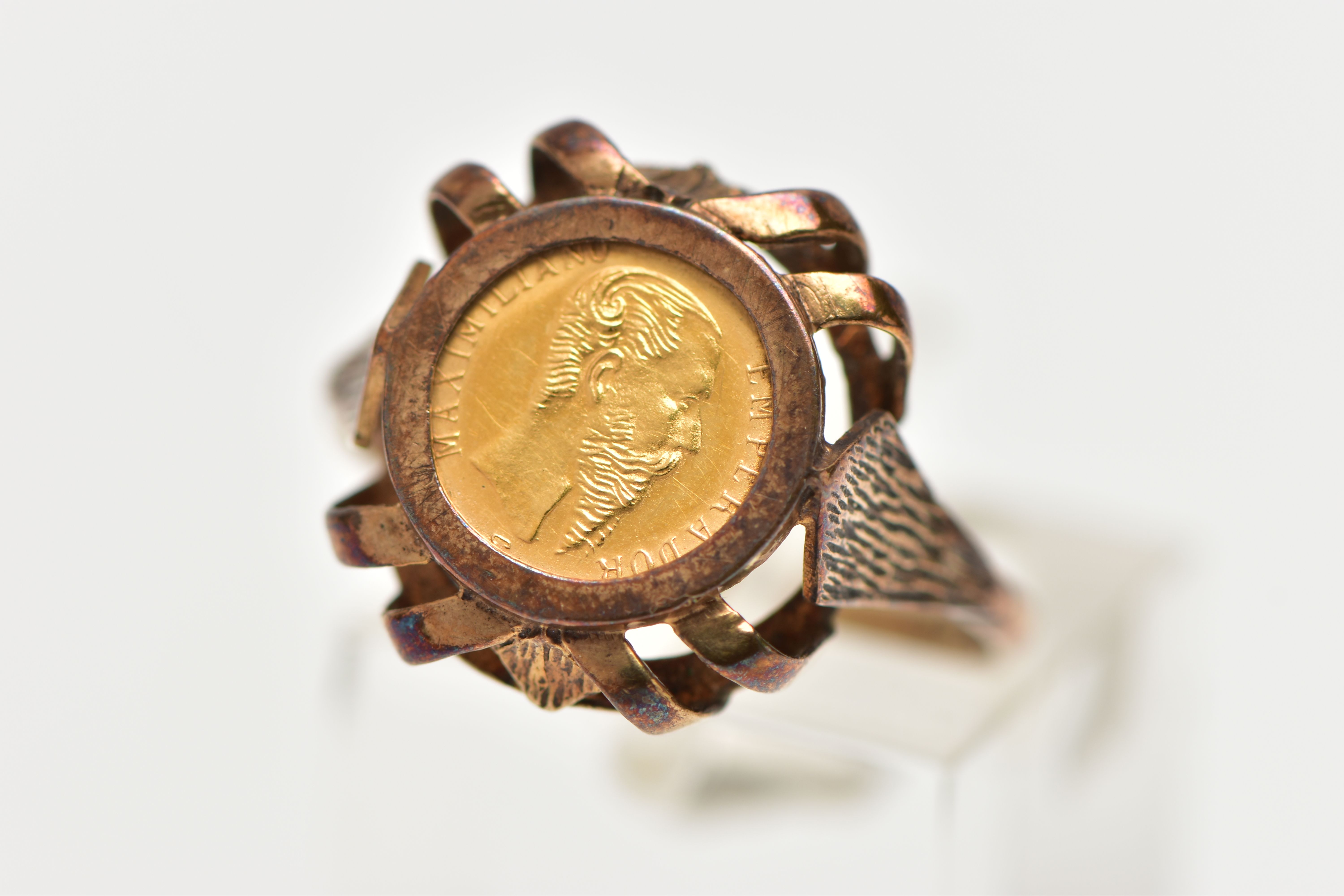 A 9CT YELLOW GOLD COIN RING WITH MEXICAN COIN, the ring set with a Mexican Maximiliano coin, dated