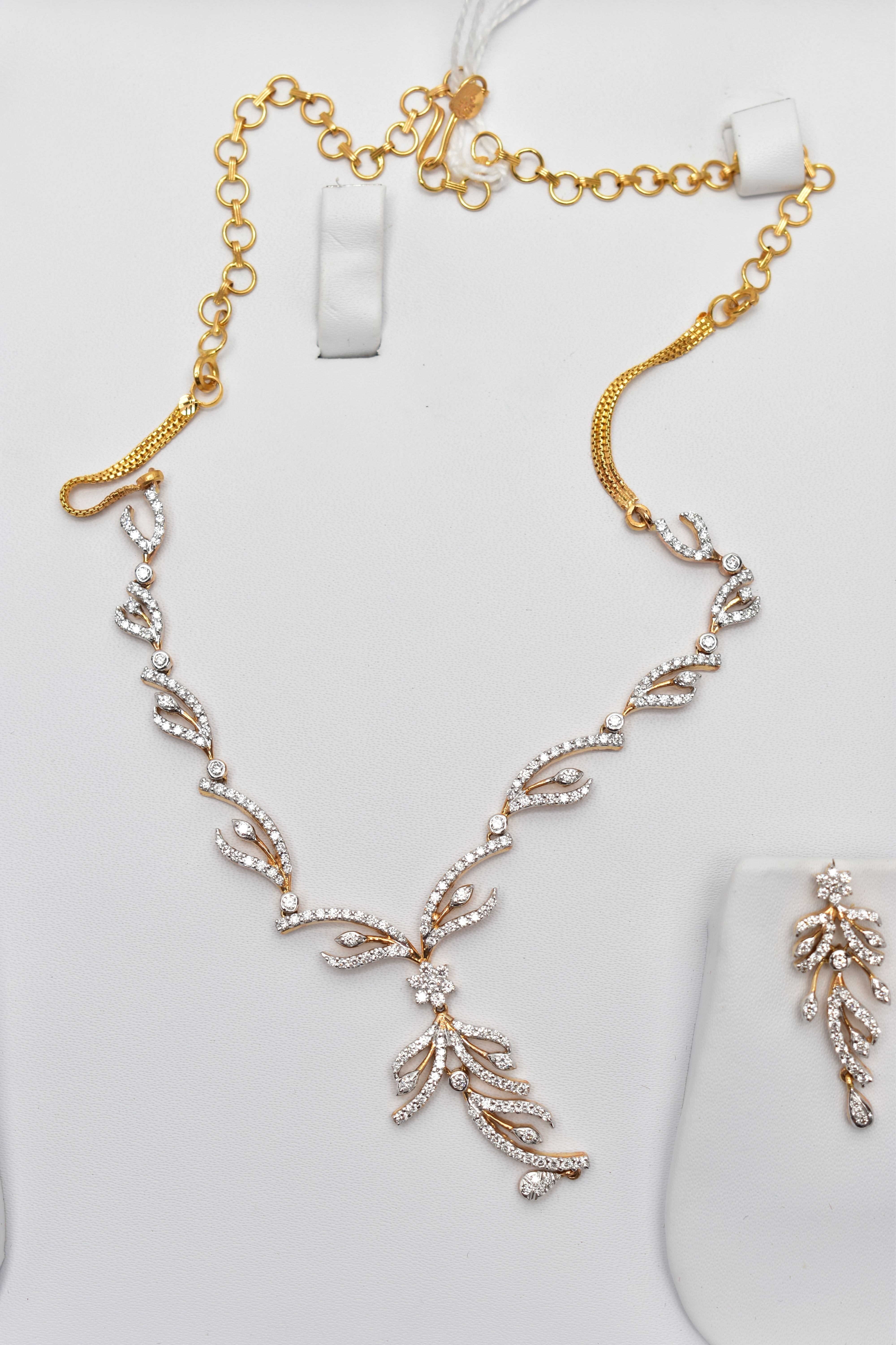 A DIAMOND NECKLACE AND EARRING SET, WITH ONLINE IGI NATURAL DIAMOND GRADING REPORT, the necklace - Image 4 of 4