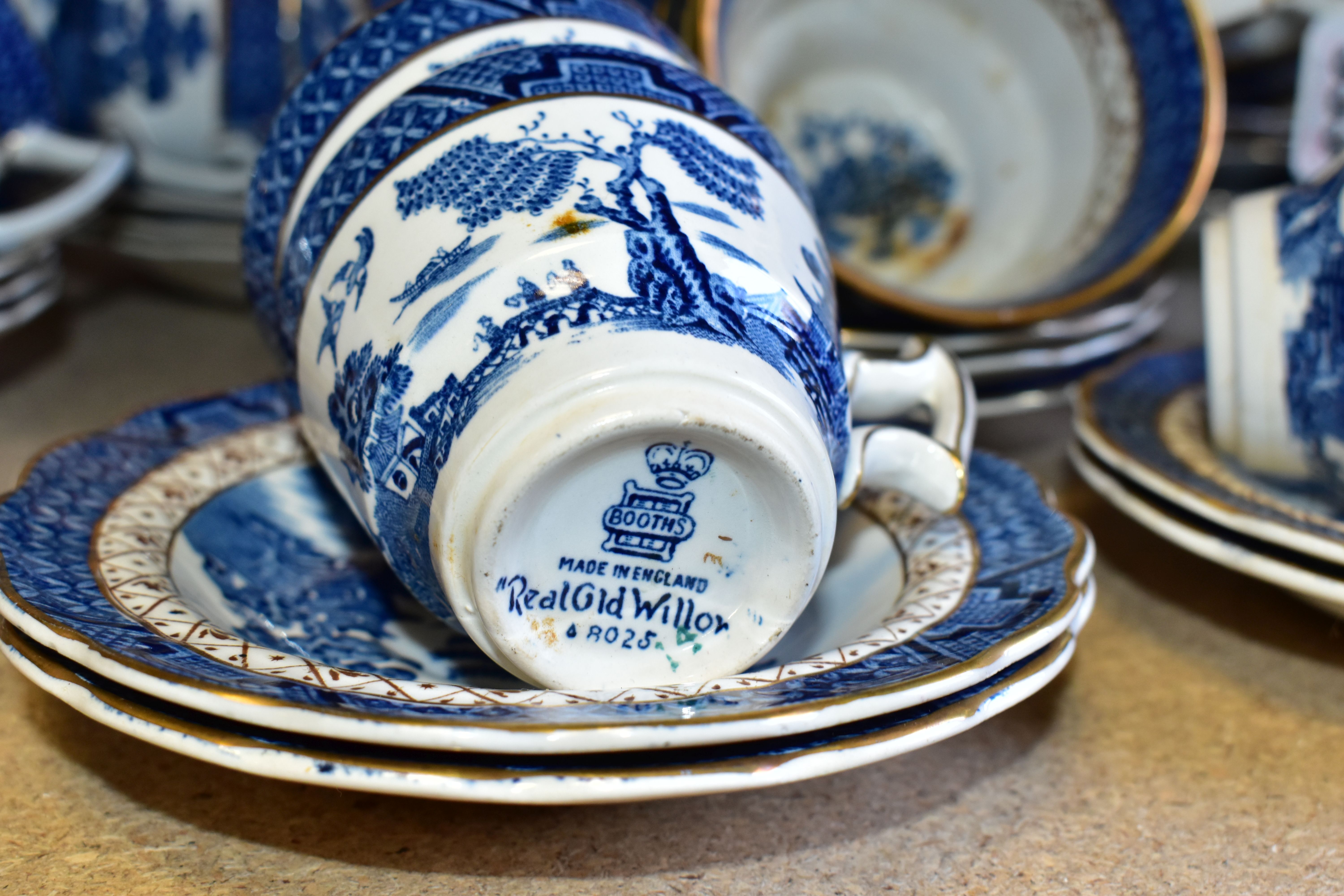 A QUANTITY OF BOOTHS 'REAL OLD WILLOW' A 8025 PATTERN DINNERWARE AND TEAWARE, comprising a coffee - Image 8 of 8