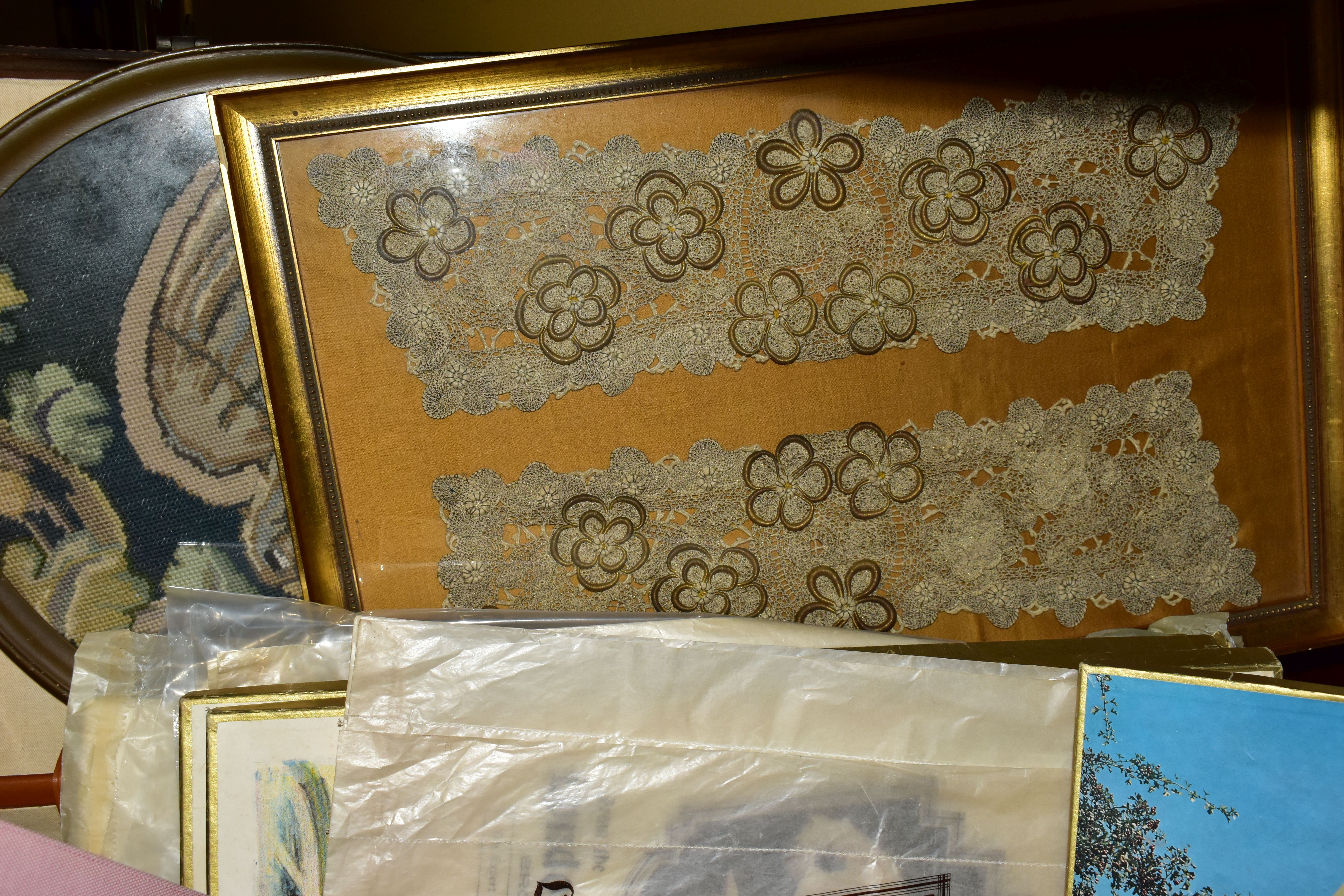 A VINTAGE ANTLER SUITCASE CONTAINING VINTAGE FASHION ACCESSORIES AND NEEDLEWORK, to include a - Image 5 of 11