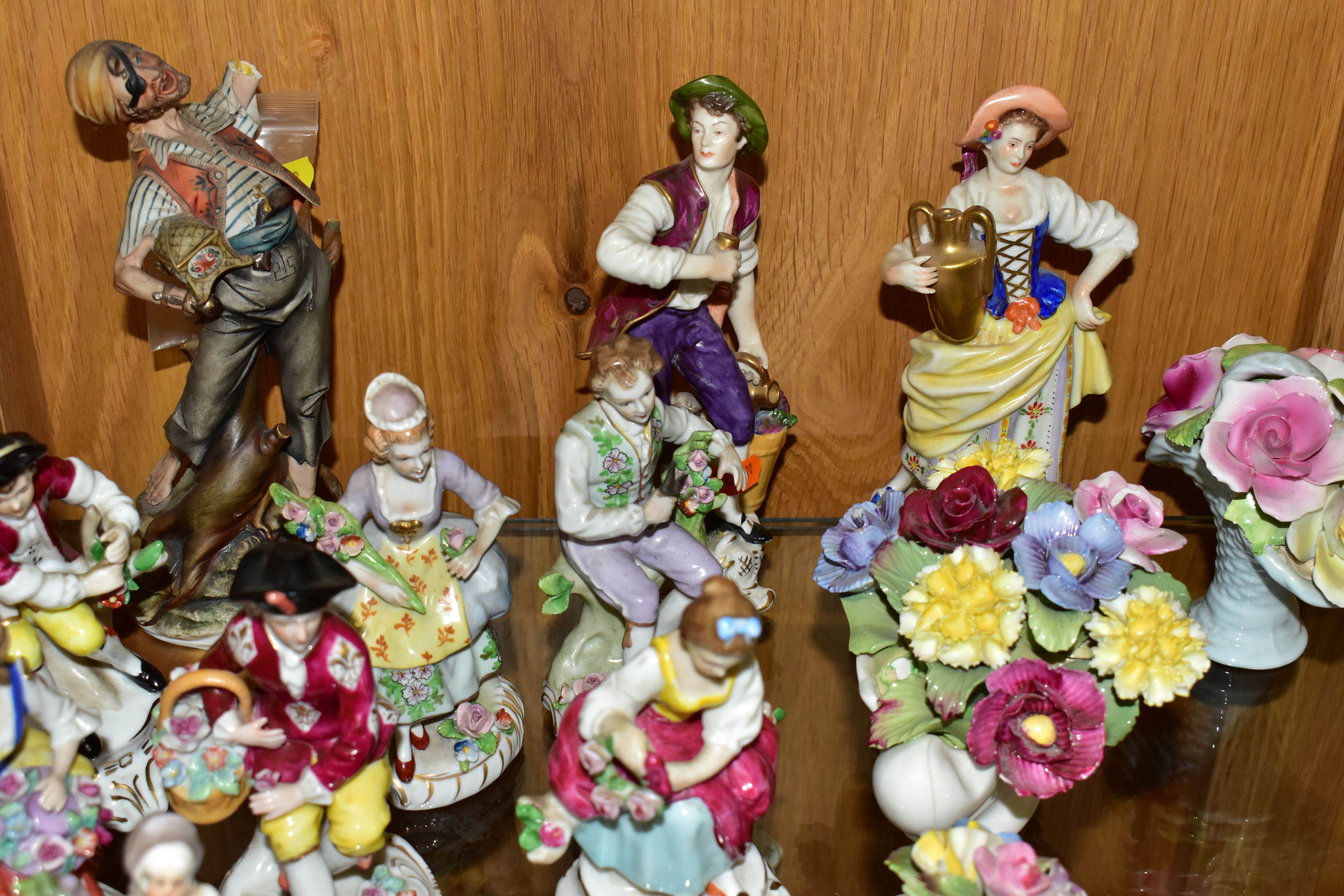 A GROUP OF CONTINENTAL PORCELAIN FIGURINES AND OTHER CERAMIC ORNAMENTS, to include a pair of - Image 4 of 8