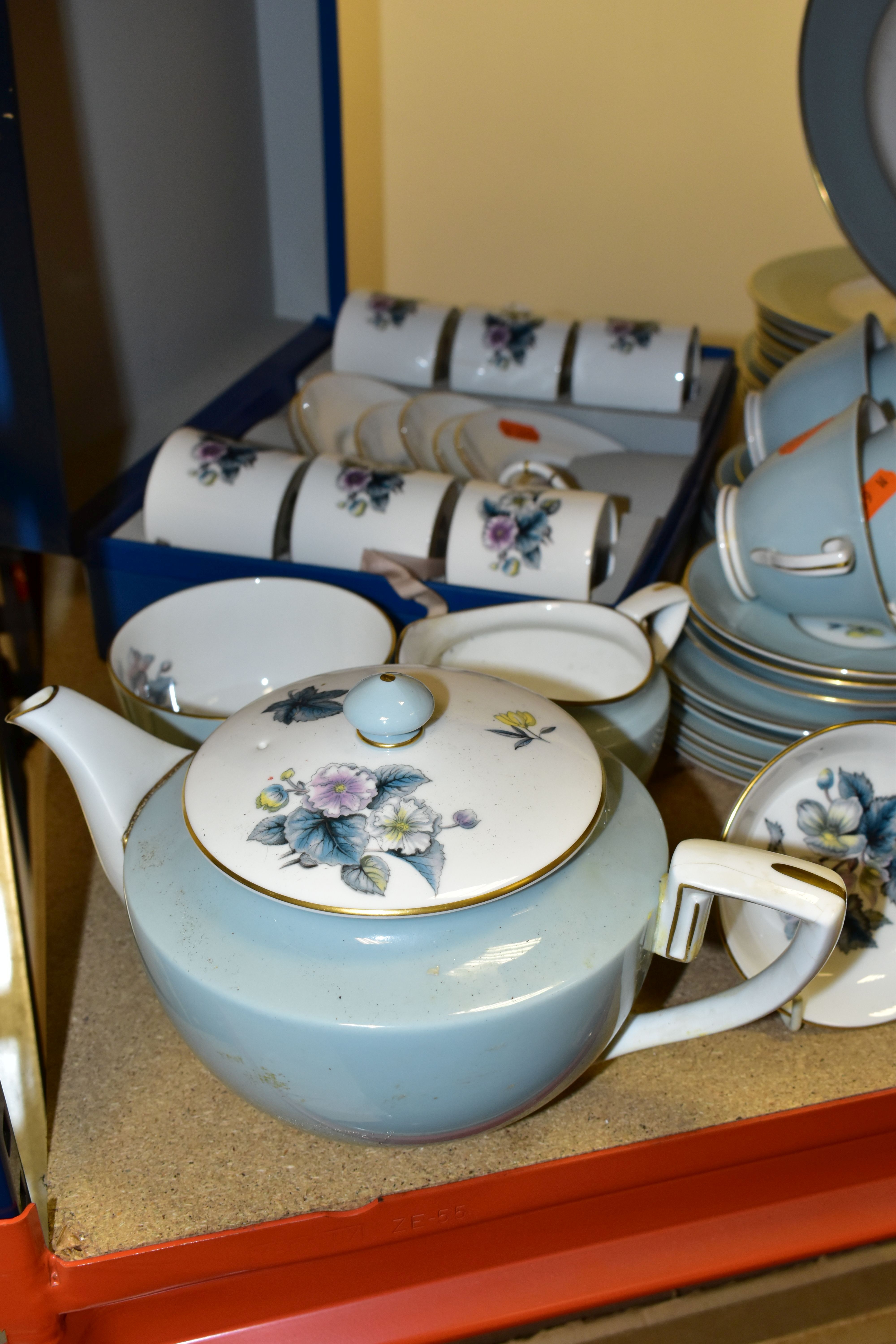 A QUANTITY OF ROYAL WORCESTER 'WOODLAND' PATTERN DINNERWARE AND TEAWARES, comprising a teapot ( - Image 2 of 6