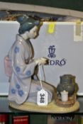 A BOXED LLADRO 'JAPANESE GIRL SERVING TEA', model no 5122, sculptor Victor Martinez, issued in