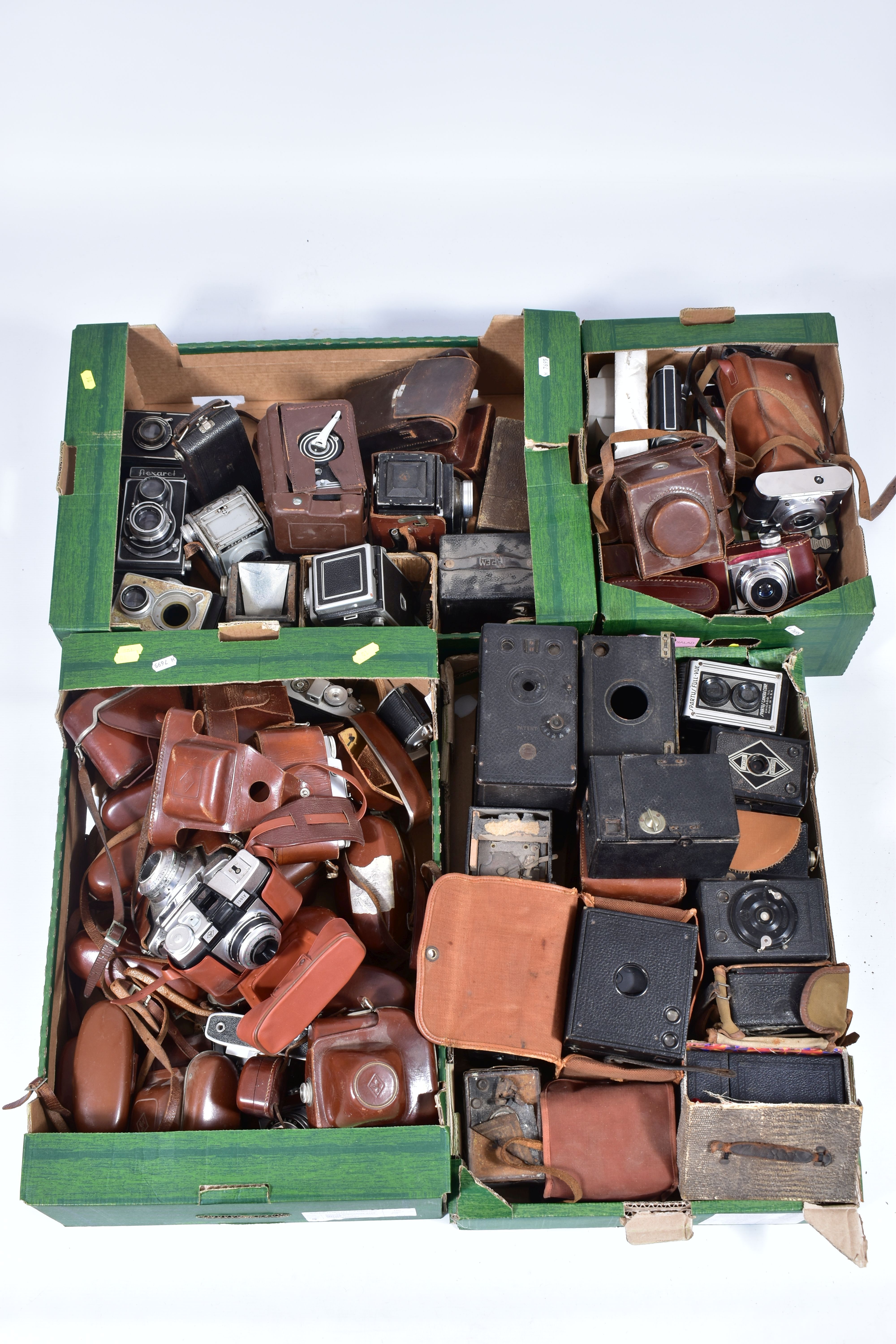 THREE TRAYS CONTAINING TWELVE CAMERAS BY C.P.GOERZ, LIPCA, SEAGULL including a Rollop Auto TLR, a