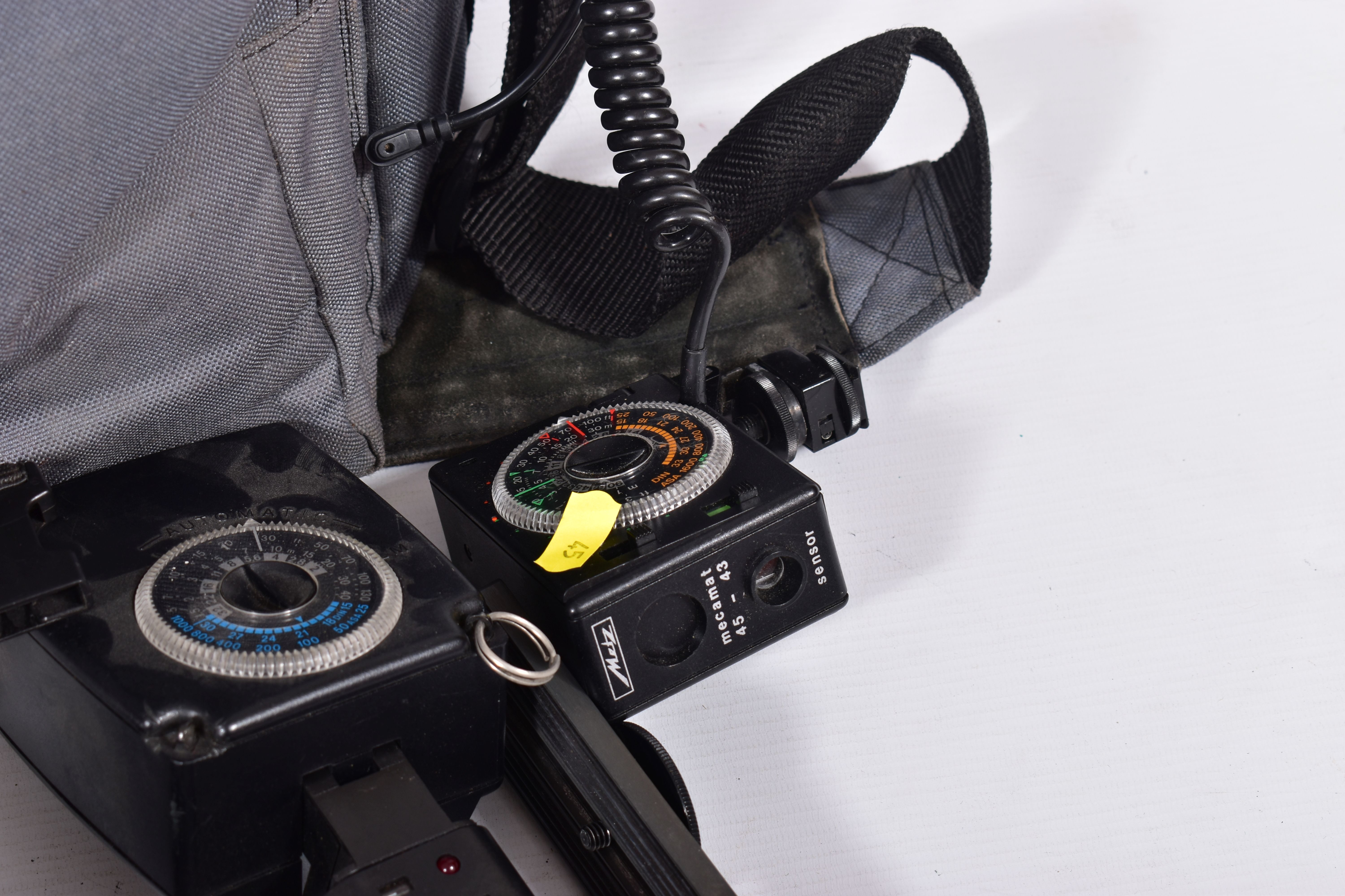 A PADDED CAMERA BAG CONTAINING METZ FLASH EQUIPMENT including two 45CT-4, a 45CT-1, a SCA 300C - Image 5 of 8
