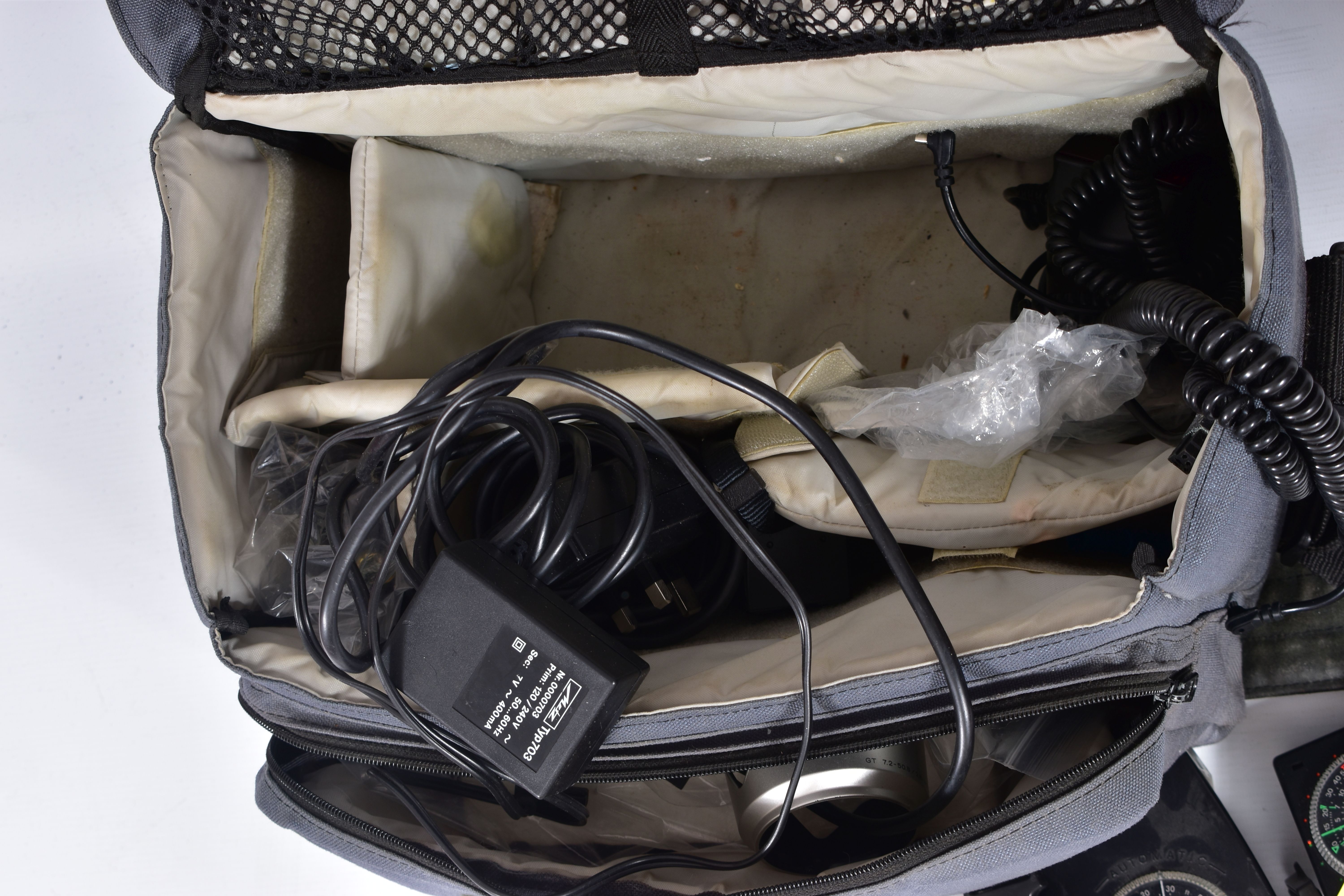 A PADDED CAMERA BAG CONTAINING METZ FLASH EQUIPMENT including two 45CT-4, a 45CT-1, a SCA 300C - Image 6 of 8