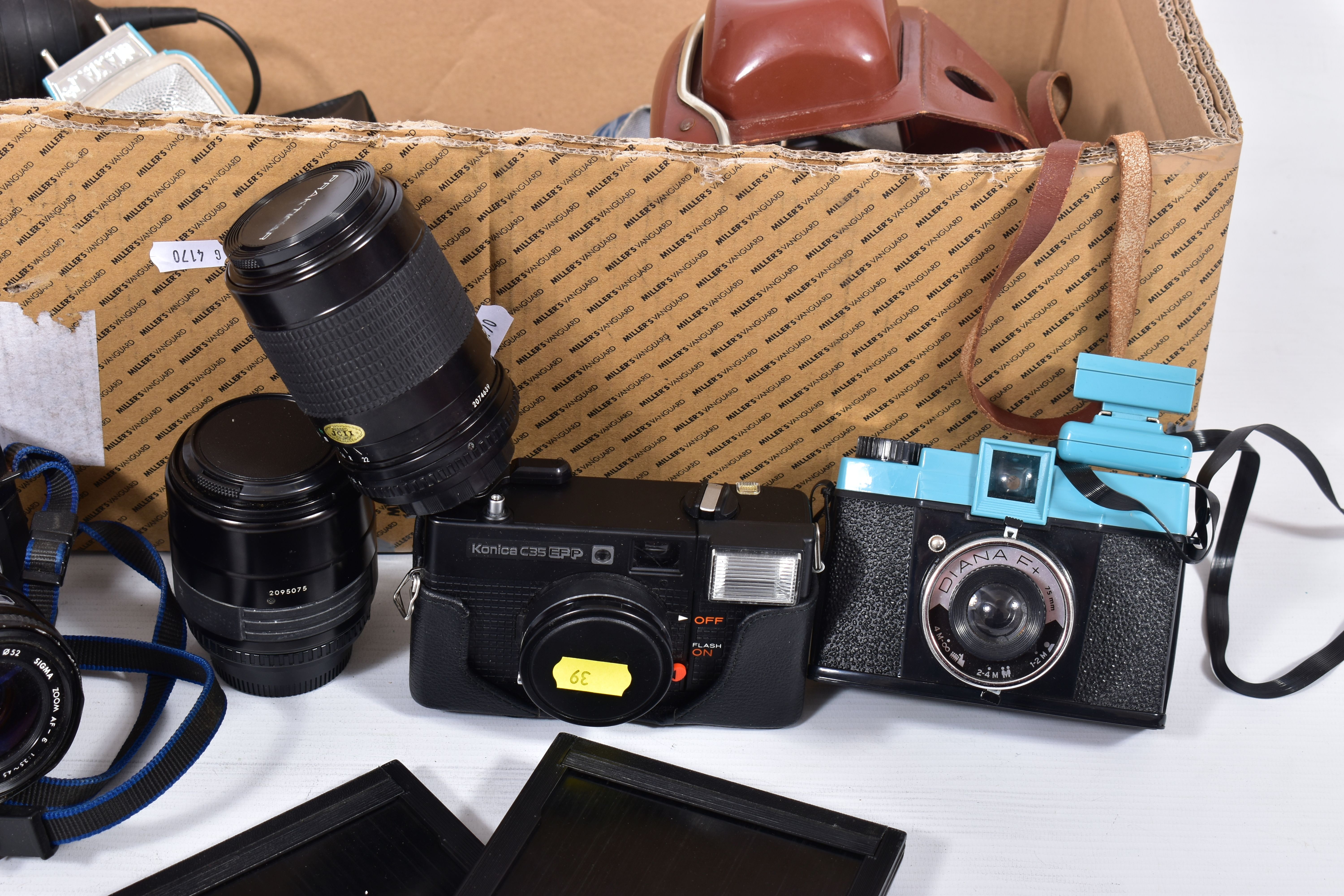 A TRAY CONTAINING CAMERAS AND EQUIPMENT including a Praktica MTL3 fitted with a 50mm f2.8 lens, a - Image 4 of 7