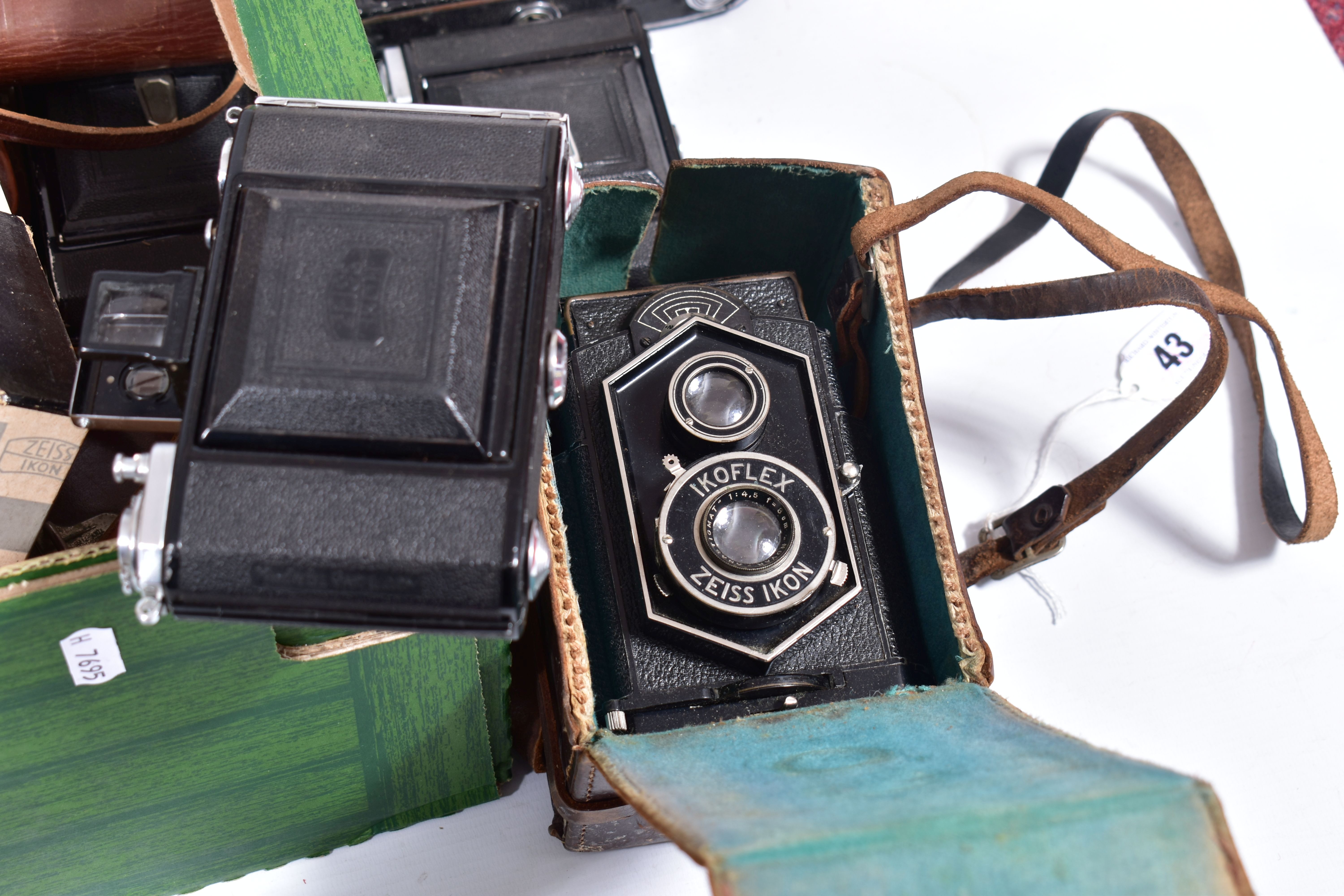 TWO TRAYS CONTAINING ZEISS IKON TLT, FOLDING AND SLR CAMERAS including an Ikoflex 850-16 later ' - Image 5 of 8