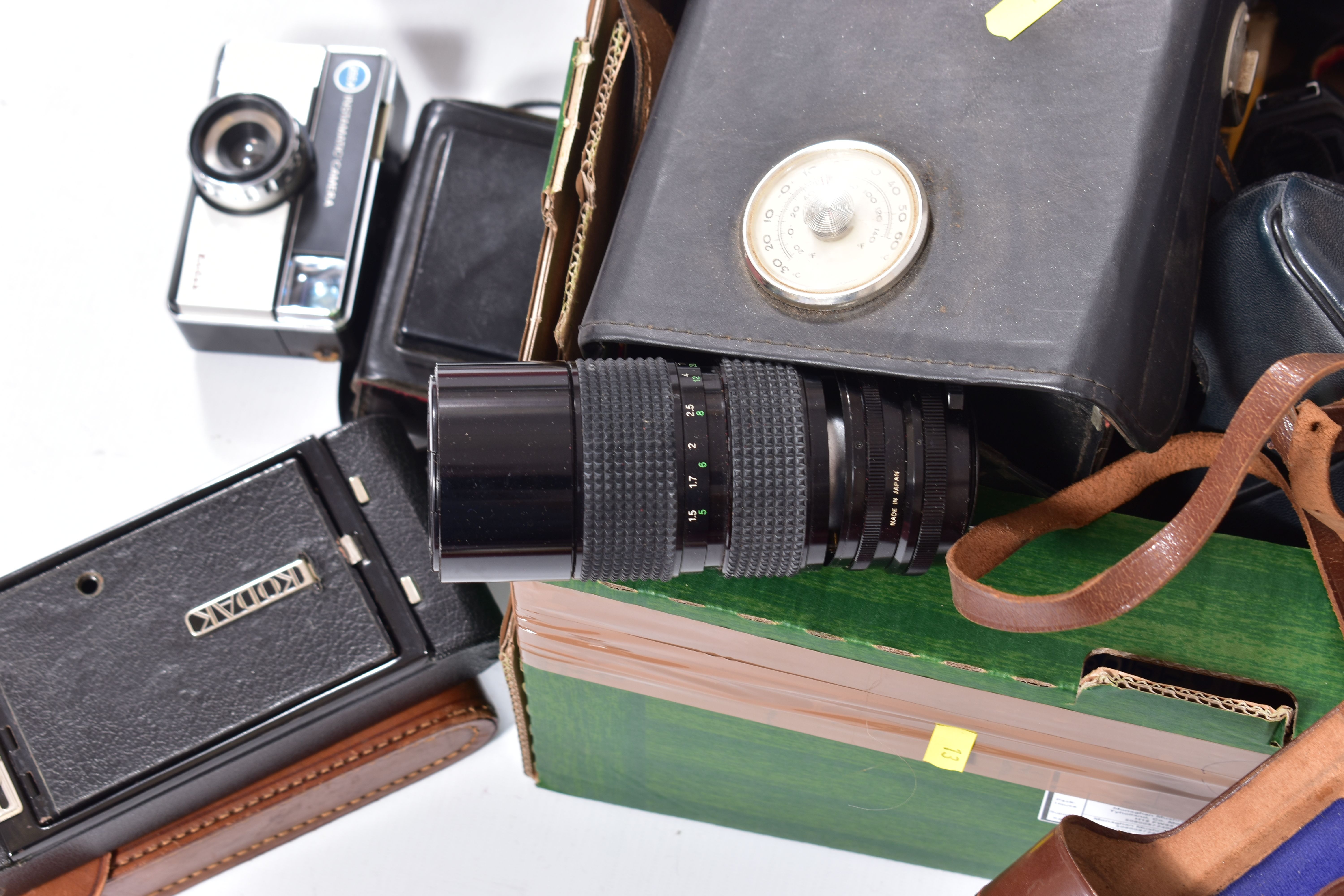 A TRAY CONTAINING CAMERAS AND EQUIPMENT including a Canon T70 film SLR fitted with a Tokina 28- - Image 7 of 8