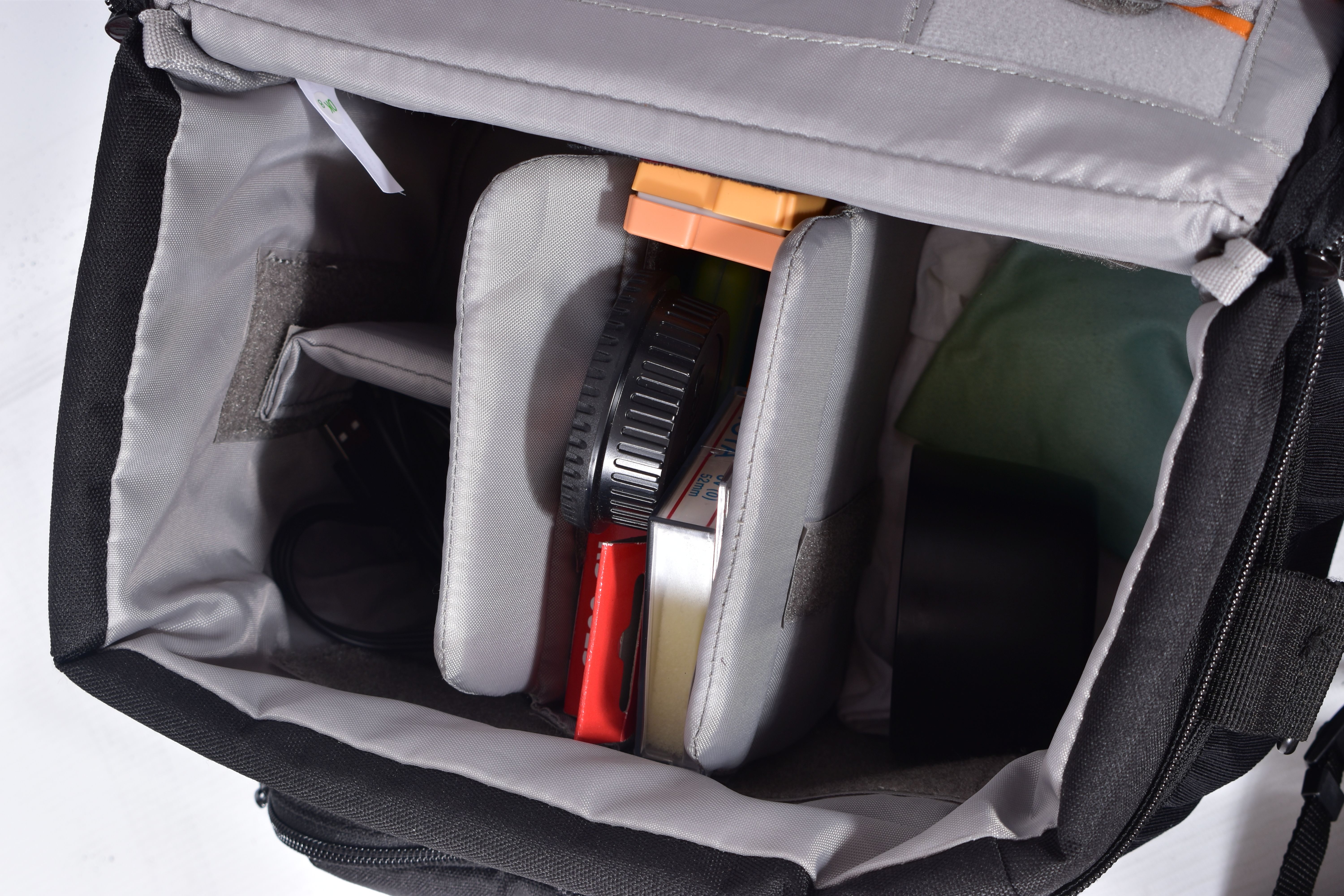 A LOWEPRO CAMERA BAG CONTAINING A CANON EOS 550D DIGITAL SLR CAMERA with two batteries, charger ) no - Image 5 of 5