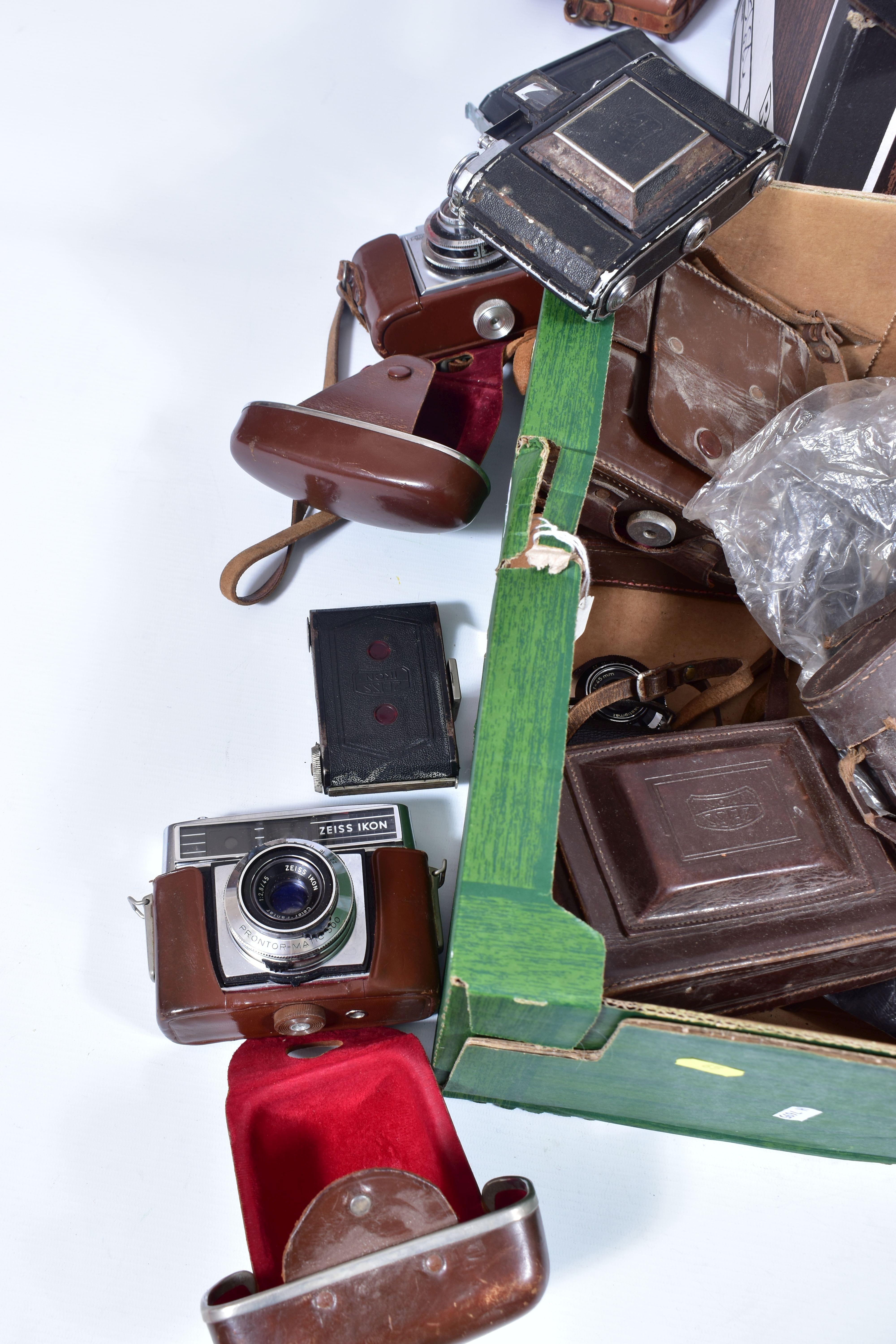 TWO TRAYS CONTAINING ZEISS IKON TLT, FOLDING AND SLR CAMERAS including an Ikoflex 850-16 later ' - Image 4 of 8