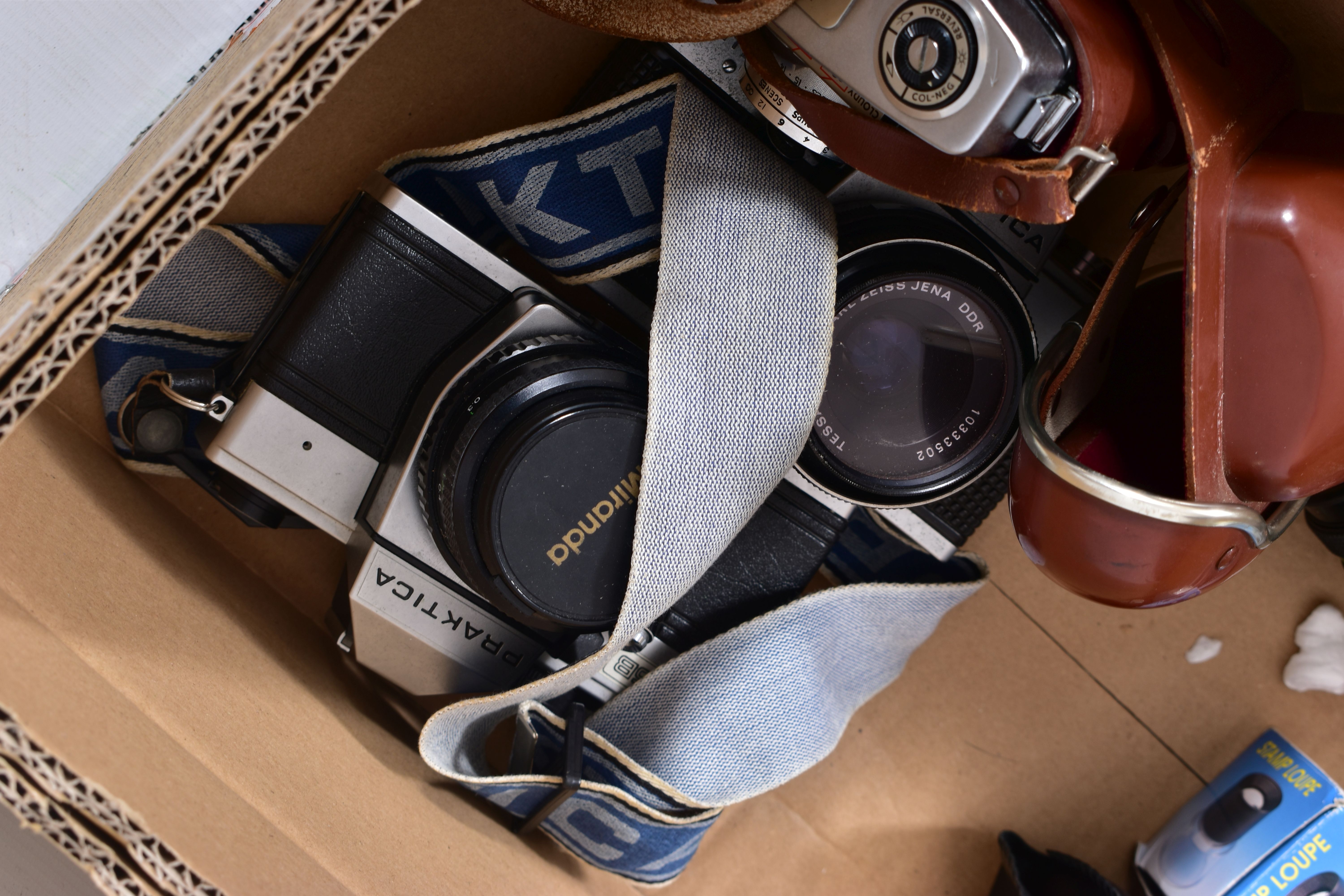 A TRAY CONTAINING CAMERAS AND EQUIPMENT including a Praktica MTL3 fitted with a 50mm f2.8 lens, a - Image 7 of 7