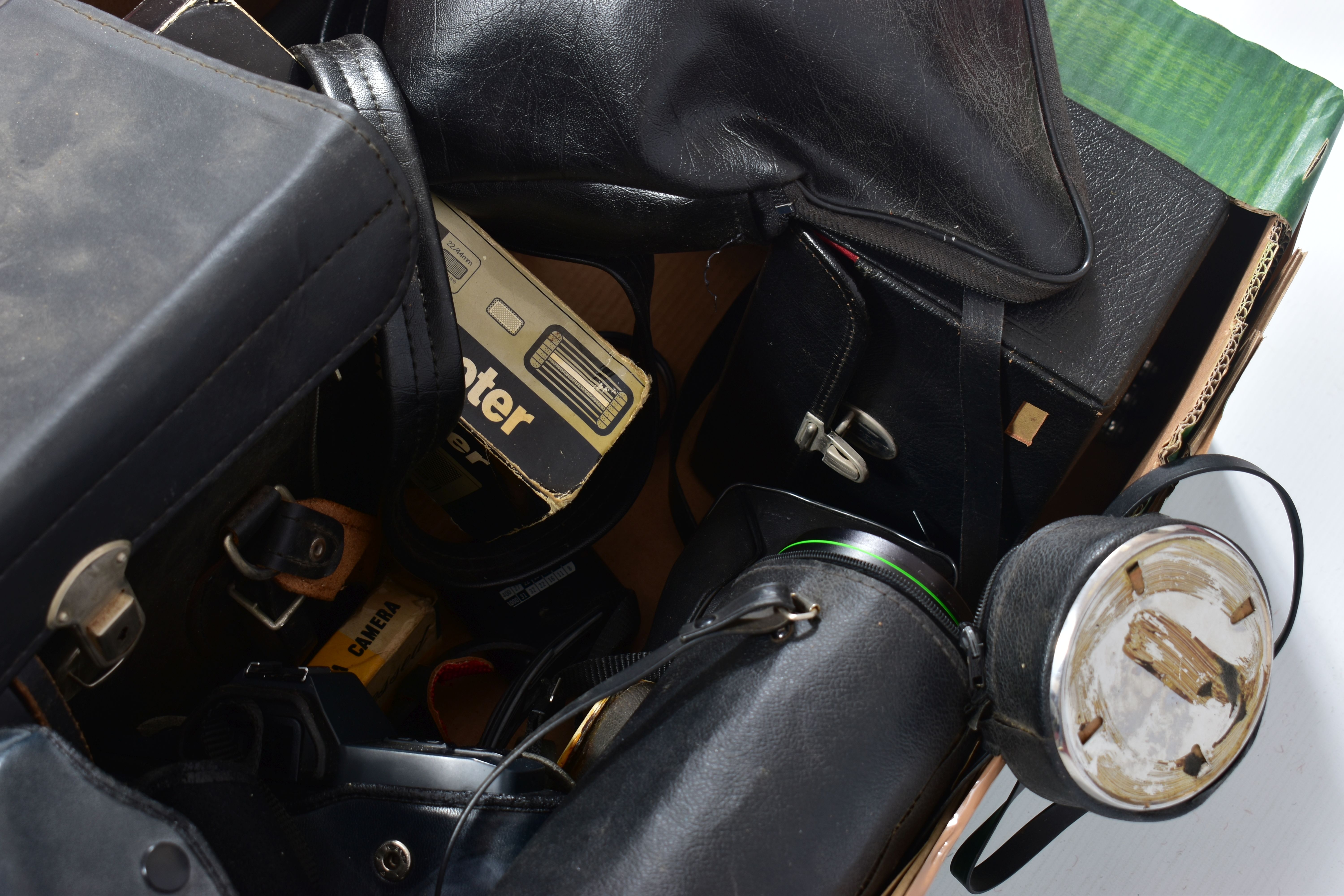 A TRAY CONTAINING CAMERAS AND EQUIPMENT including a Canon T70 film SLR fitted with a Tokina 28- - Image 8 of 8