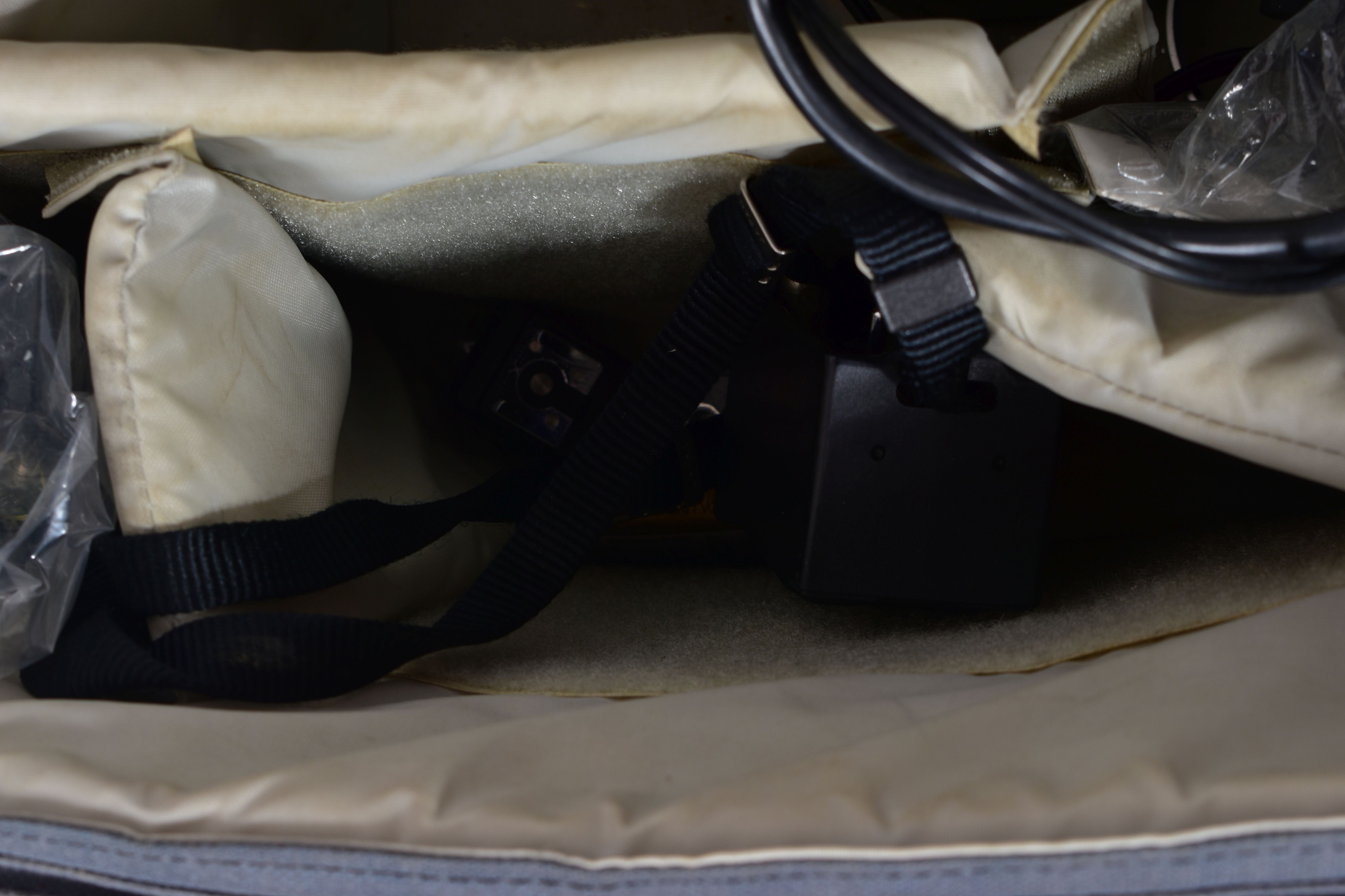 A PADDED CAMERA BAG CONTAINING METZ FLASH EQUIPMENT including two 45CT-4, a 45CT-1, a SCA 300C - Image 7 of 8