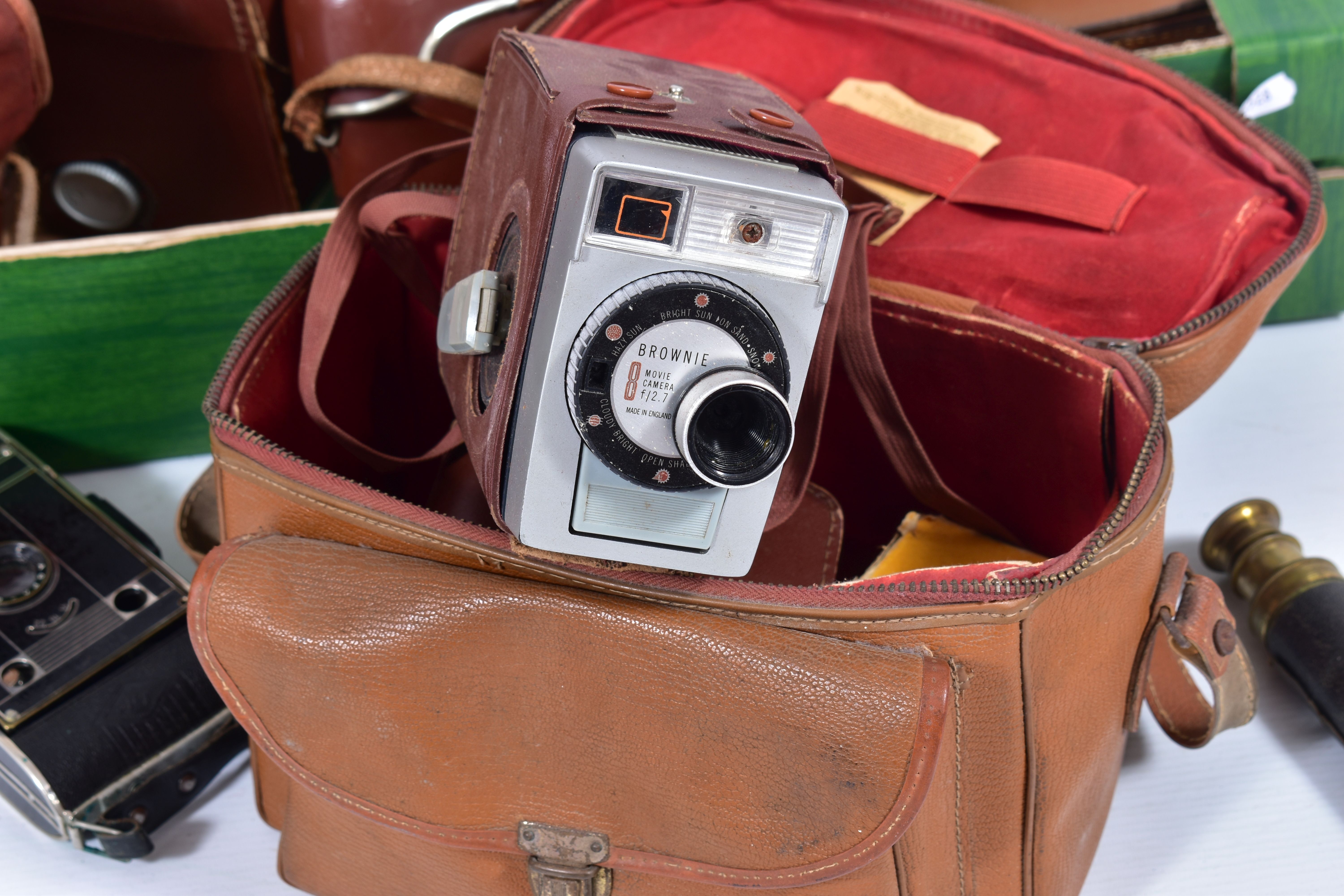 A TRAY CONTAINING VINTAGE CAMERAS AND CINE EQUIPMENT including a Zeiss Ikon Baby Box Tengor, a - Image 2 of 6