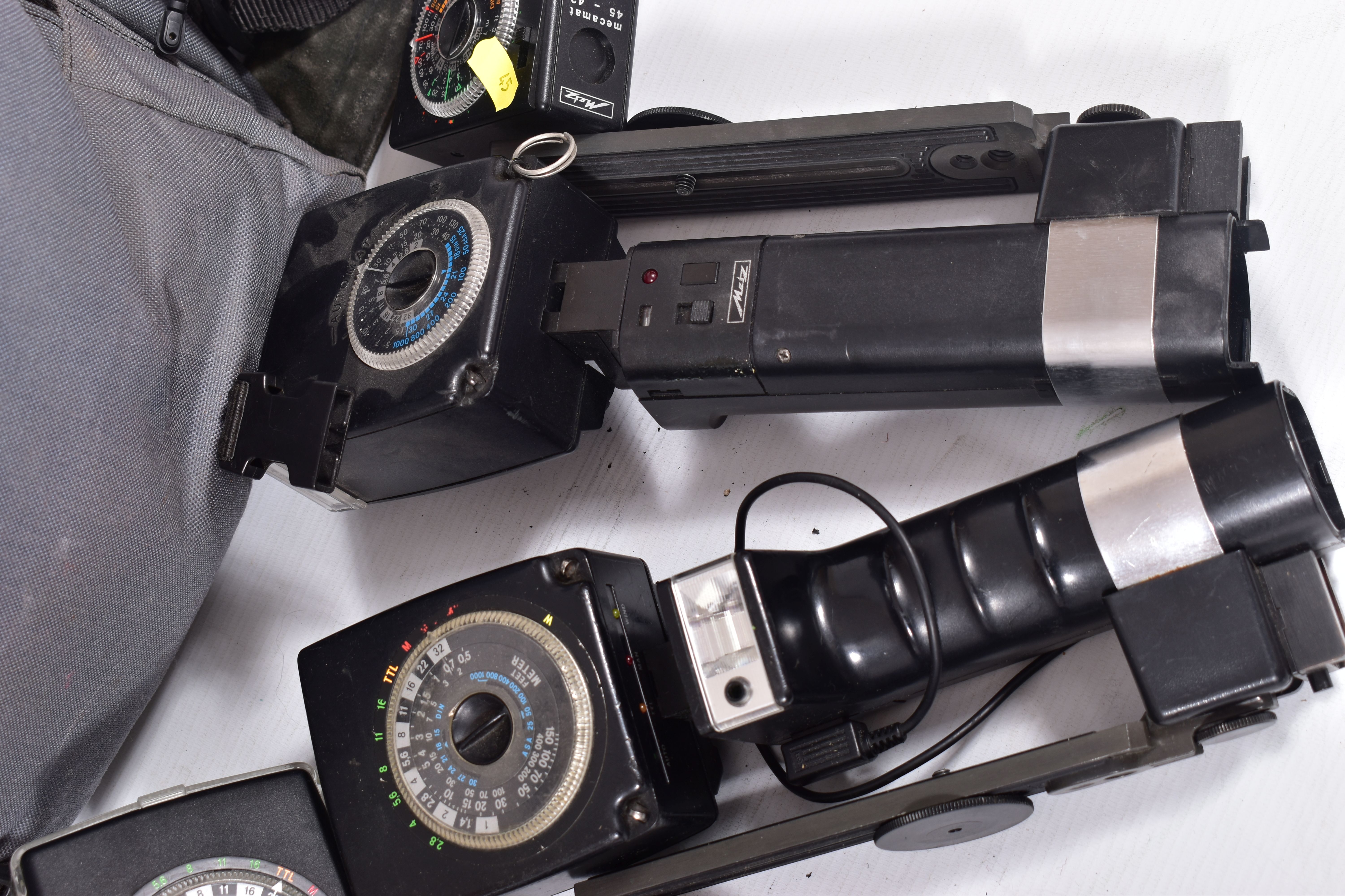 A PADDED CAMERA BAG CONTAINING METZ FLASH EQUIPMENT including two 45CT-4, a 45CT-1, a SCA 300C - Image 4 of 8