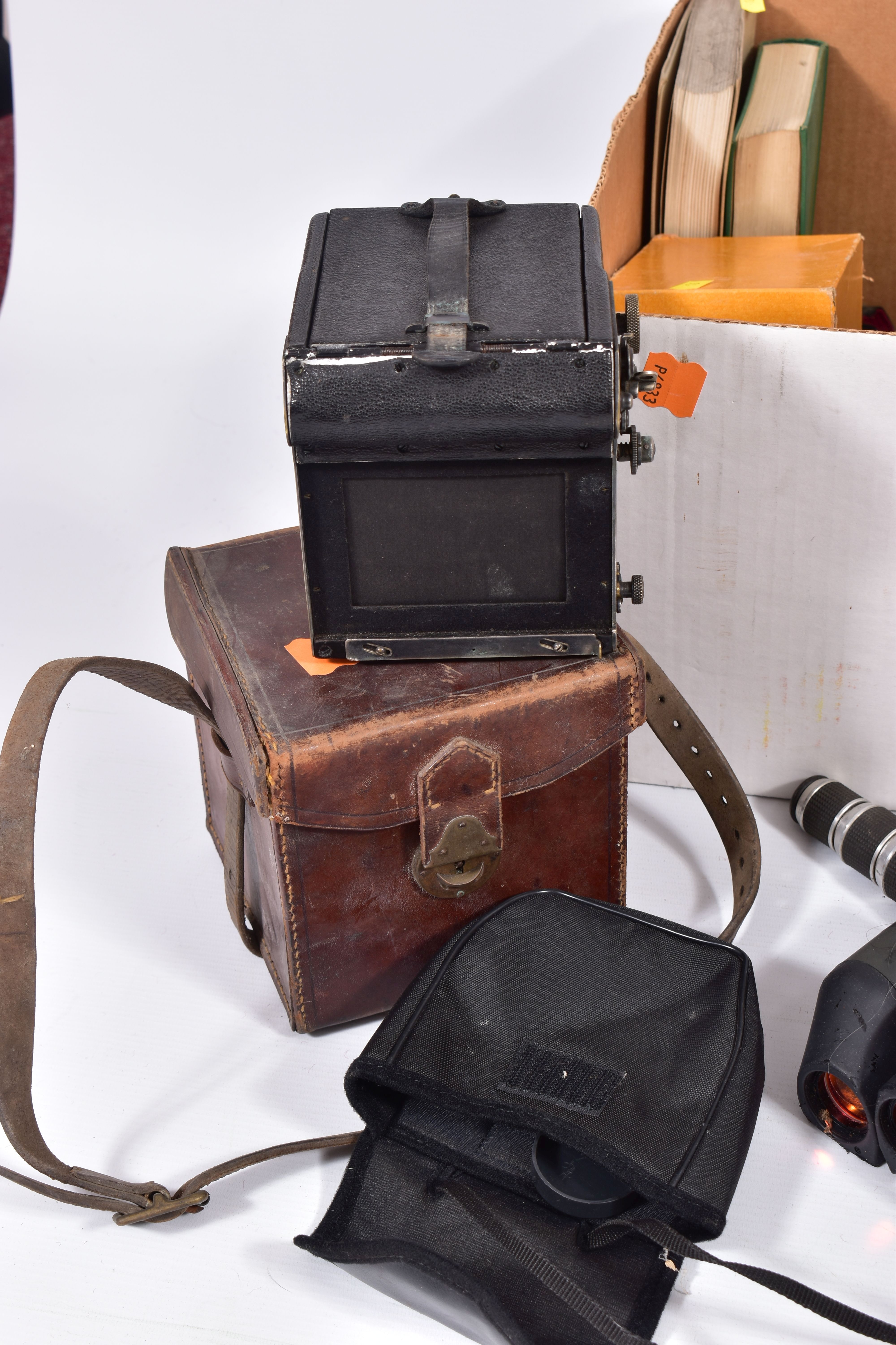 A TRAY CONTAINING VINTAGE FILM CAMERAS including an Auto Graflex Jnr box camera fitted with a - Image 3 of 6