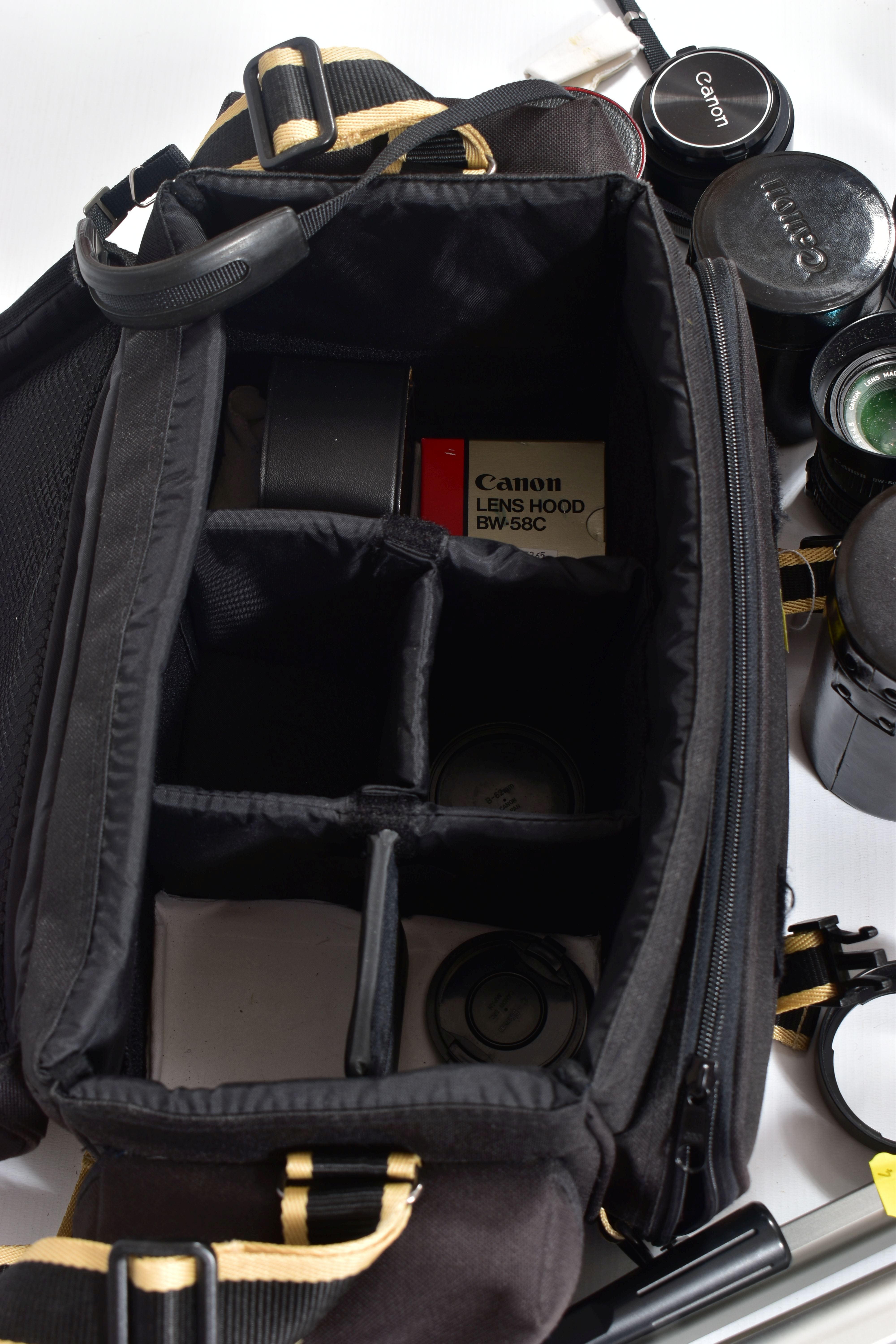 A CAMERA BAG CONTAINING A CANON FTb QL FILM SLR CAMERA , a FD SSC 50mm f1.4 lens, a FD 35mm f2 in - Image 7 of 7