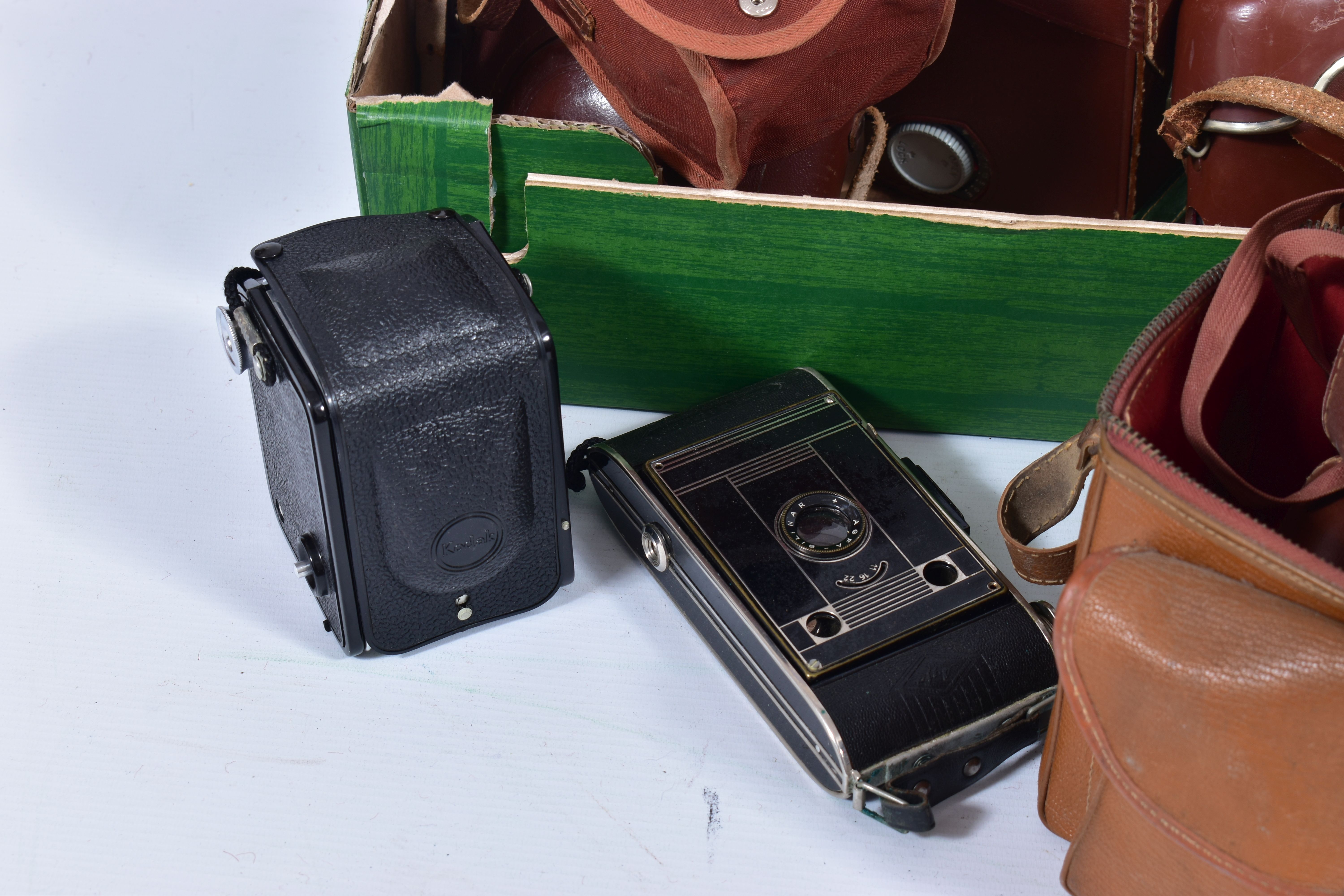 A TRAY CONTAINING VINTAGE CAMERAS AND CINE EQUIPMENT including a Zeiss Ikon Baby Box Tengor, a - Image 3 of 6
