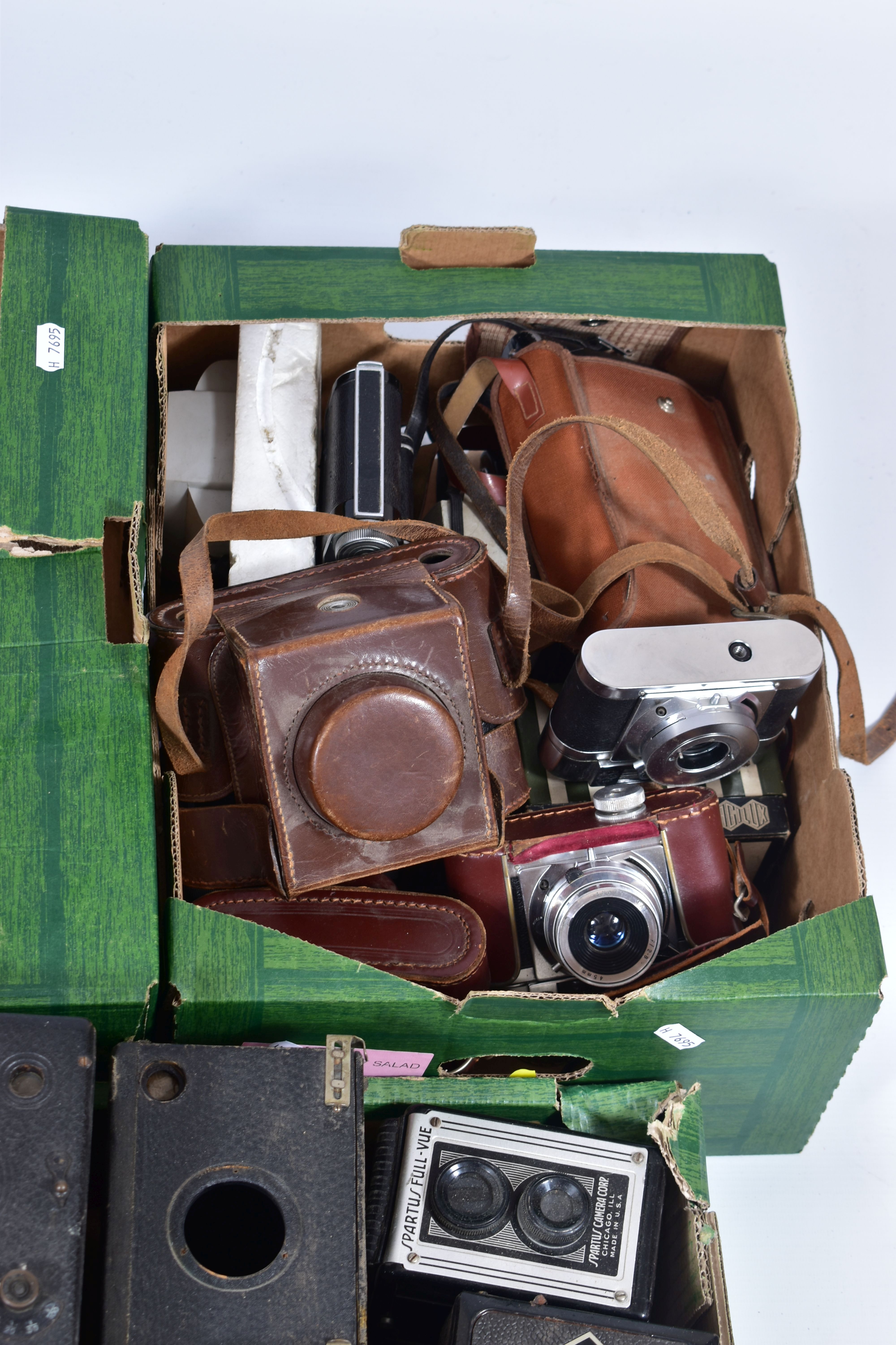 THREE TRAYS CONTAINING TWELVE CAMERAS BY C.P.GOERZ, LIPCA, SEAGULL including a Rollop Auto TLR, a - Image 5 of 5