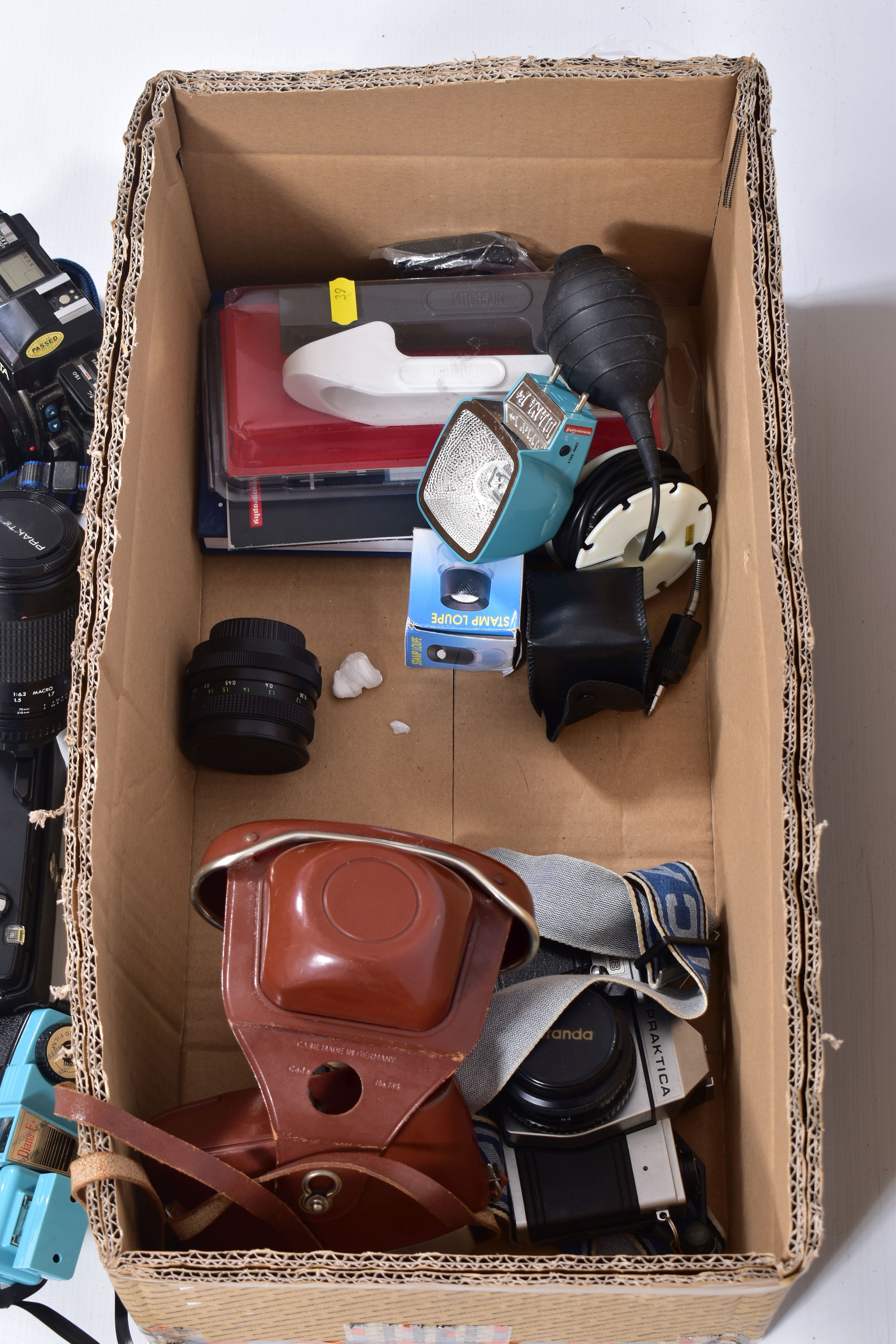 A TRAY CONTAINING CAMERAS AND EQUIPMENT including a Praktica MTL3 fitted with a 50mm f2.8 lens, a - Image 5 of 7