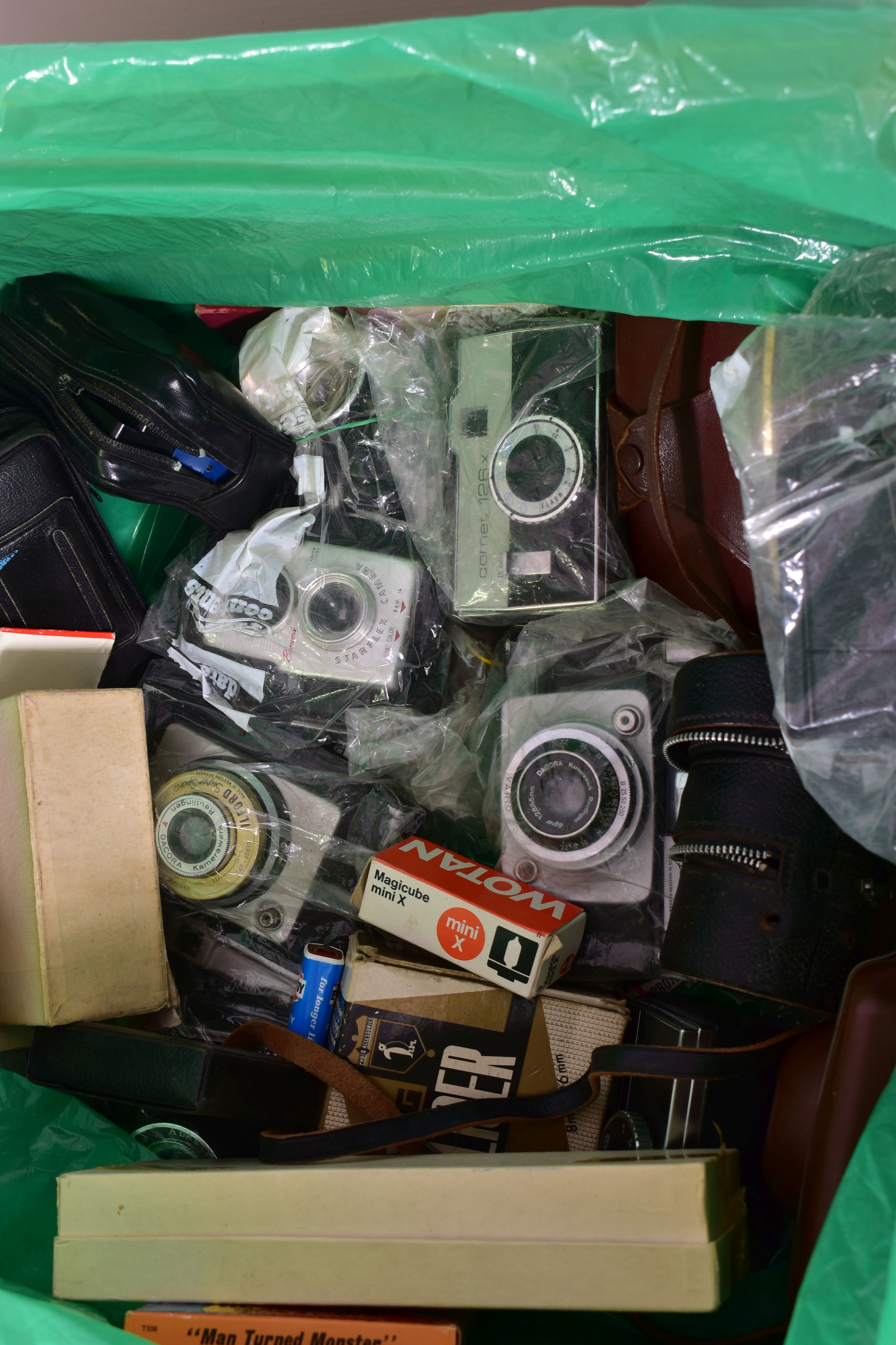 A TRAY CONTAINING CAMERA AND OPTICAL EQUIPMENT including a Pentax MV fitted with a Vivitar 24mm wide - Image 5 of 7