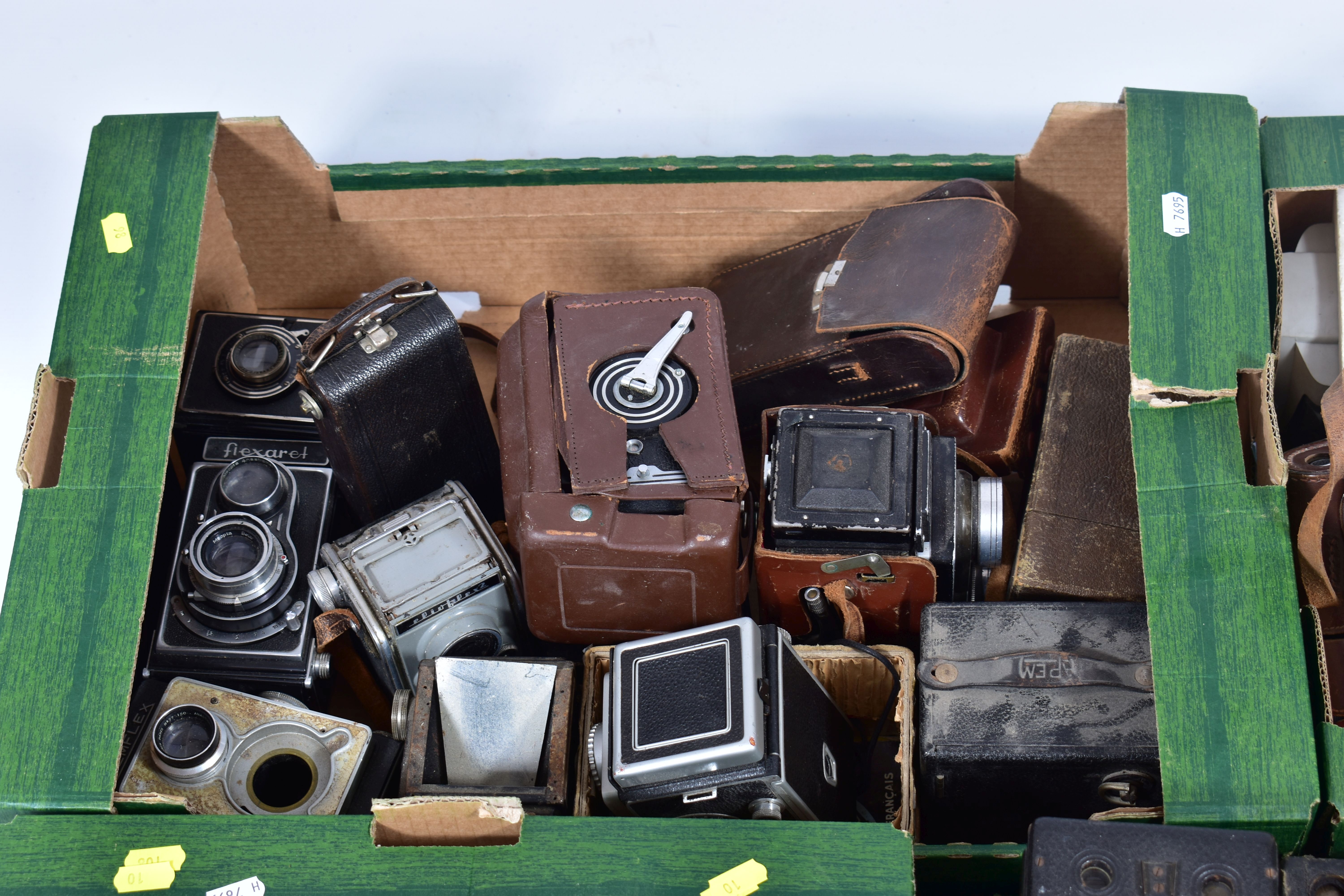 THREE TRAYS CONTAINING TWELVE CAMERAS BY C.P.GOERZ, LIPCA, SEAGULL including a Rollop Auto TLR, a - Image 4 of 5
