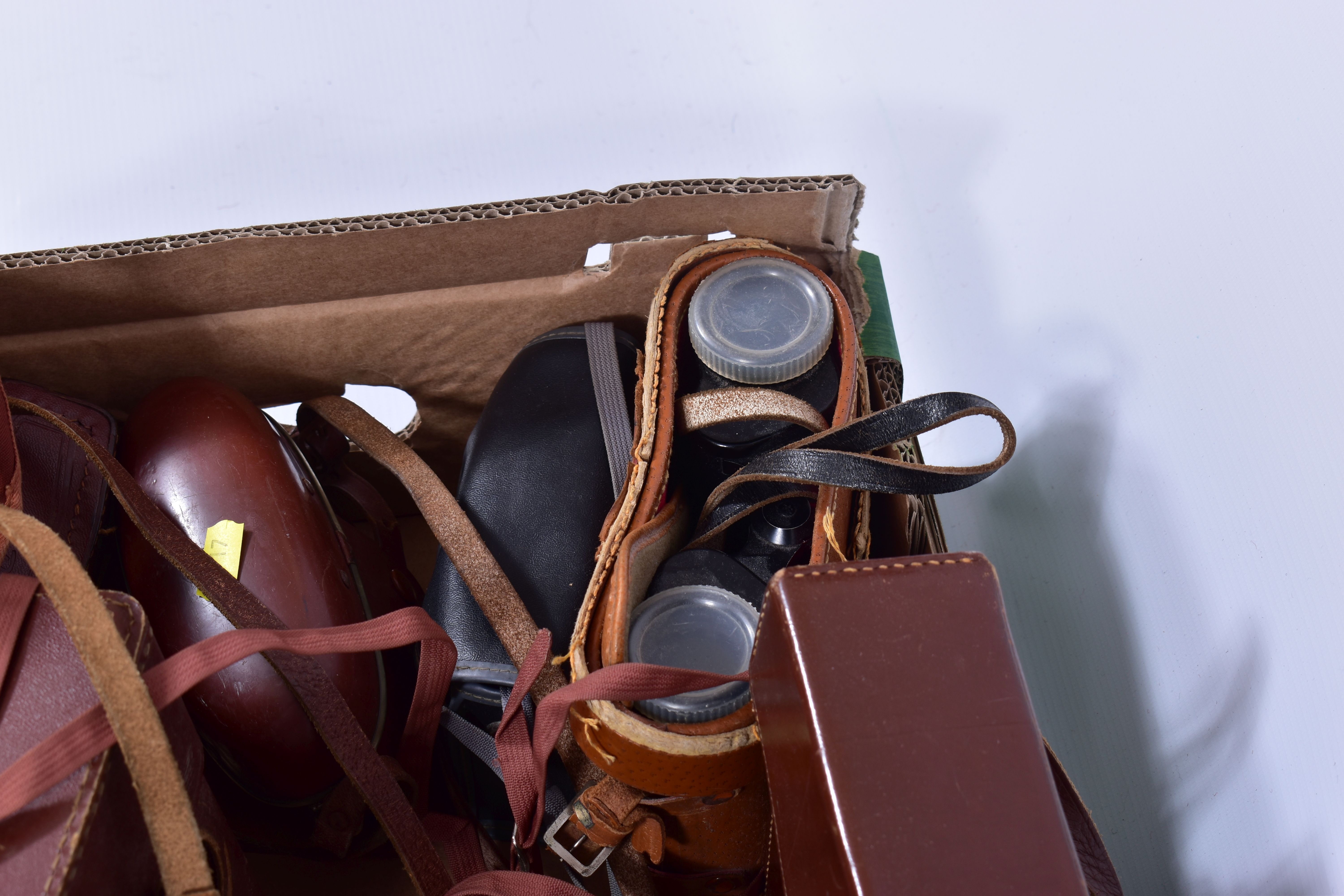 A TRAY CONTAINING VINTAGE CAMERAS AND CINE EQUIPMENT including a Zeiss Ikon Baby Box Tengor, a - Image 6 of 6