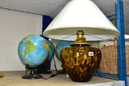 A HUTSCHENREUTHER TABLE LAMP AND THREE ILLUMINATED WORLD GLOBES, comprising a brown and gold