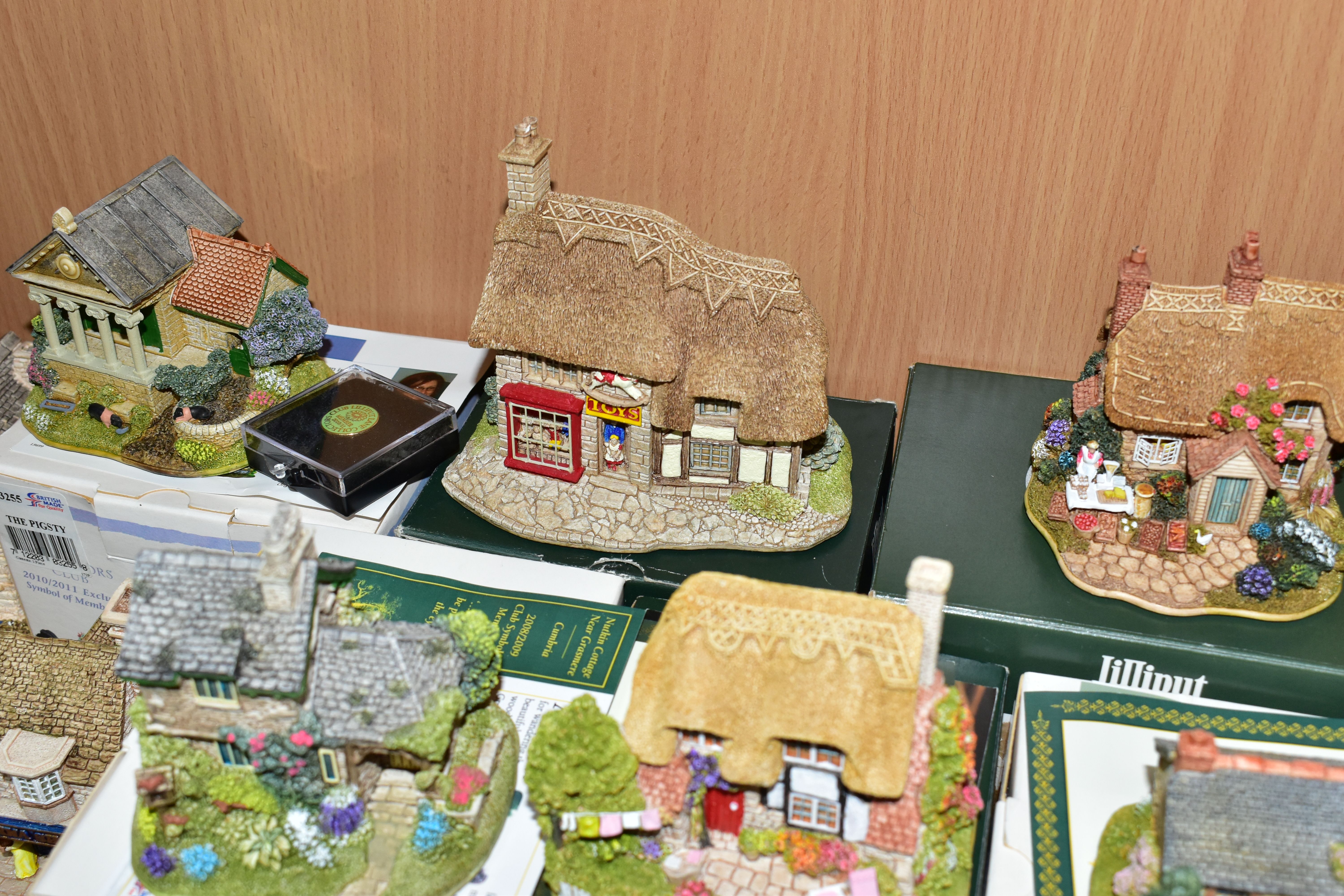 NINE BOXED LILLIPUT LANE BUILDINGS AND NINE OTHERS UNBOXED, the boxed comprising British - Image 5 of 7