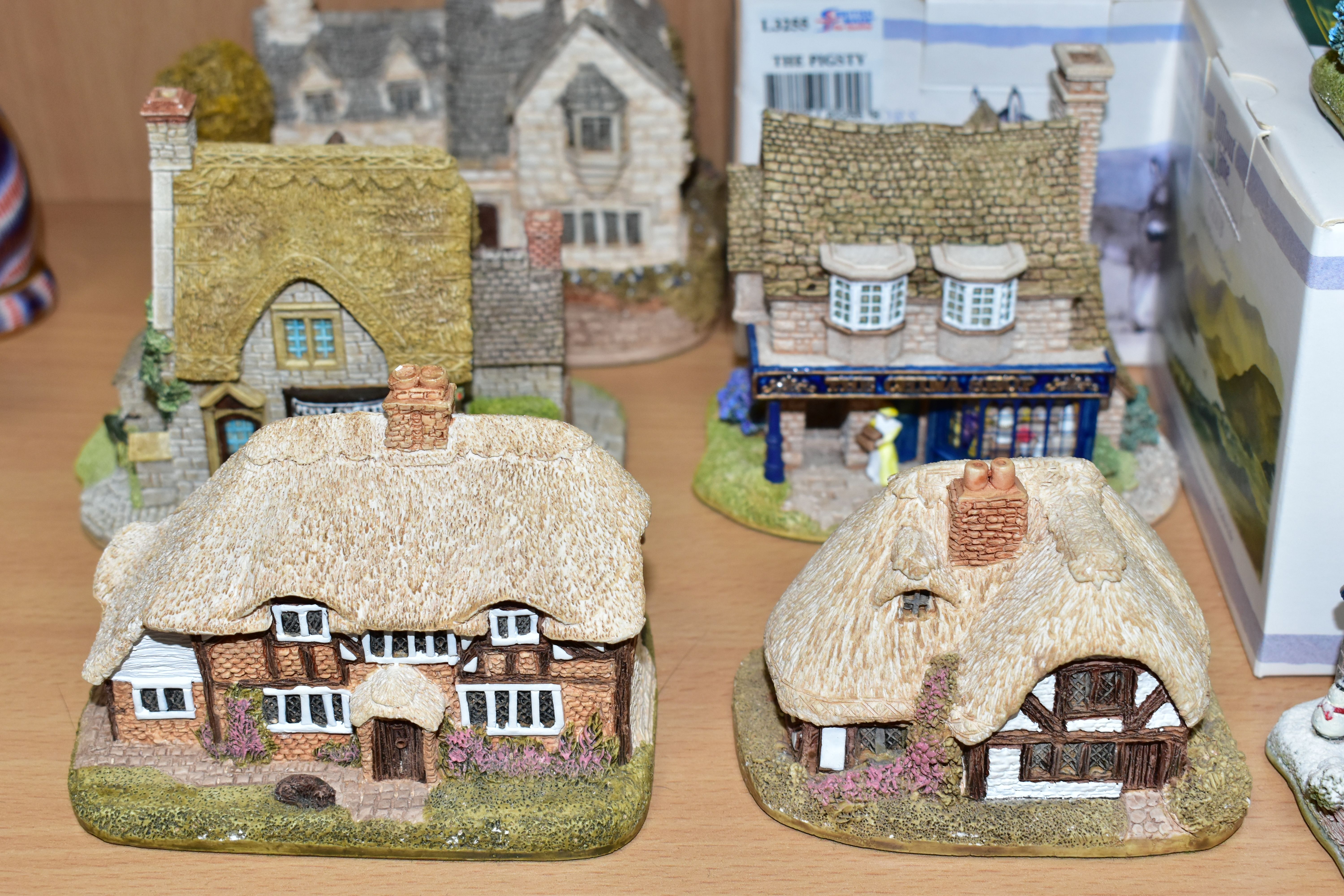 NINE BOXED LILLIPUT LANE BUILDINGS AND NINE OTHERS UNBOXED, the boxed comprising British - Image 6 of 7