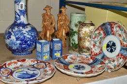 A GROUP OF LATE 19TH AND 20TH CENTURY CHINESE AND JAPANESE CERAMICS AND AN IDENTICAL PAIR OF RESIN