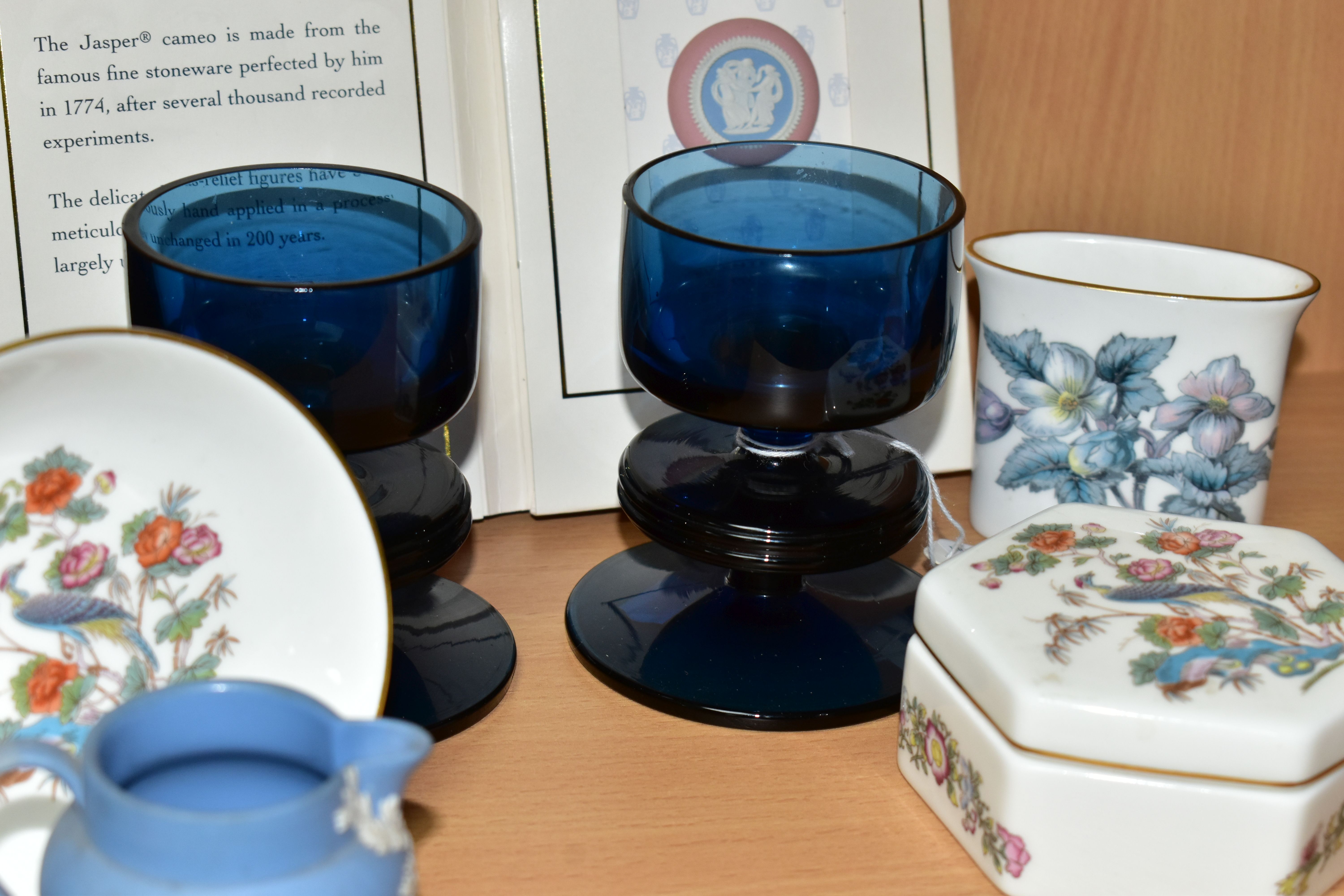 A GROUP OF WEDGWOOD CERAMICS AND GLASS WARES, comprising a pair of blue Sheringham candle holders - Image 5 of 5