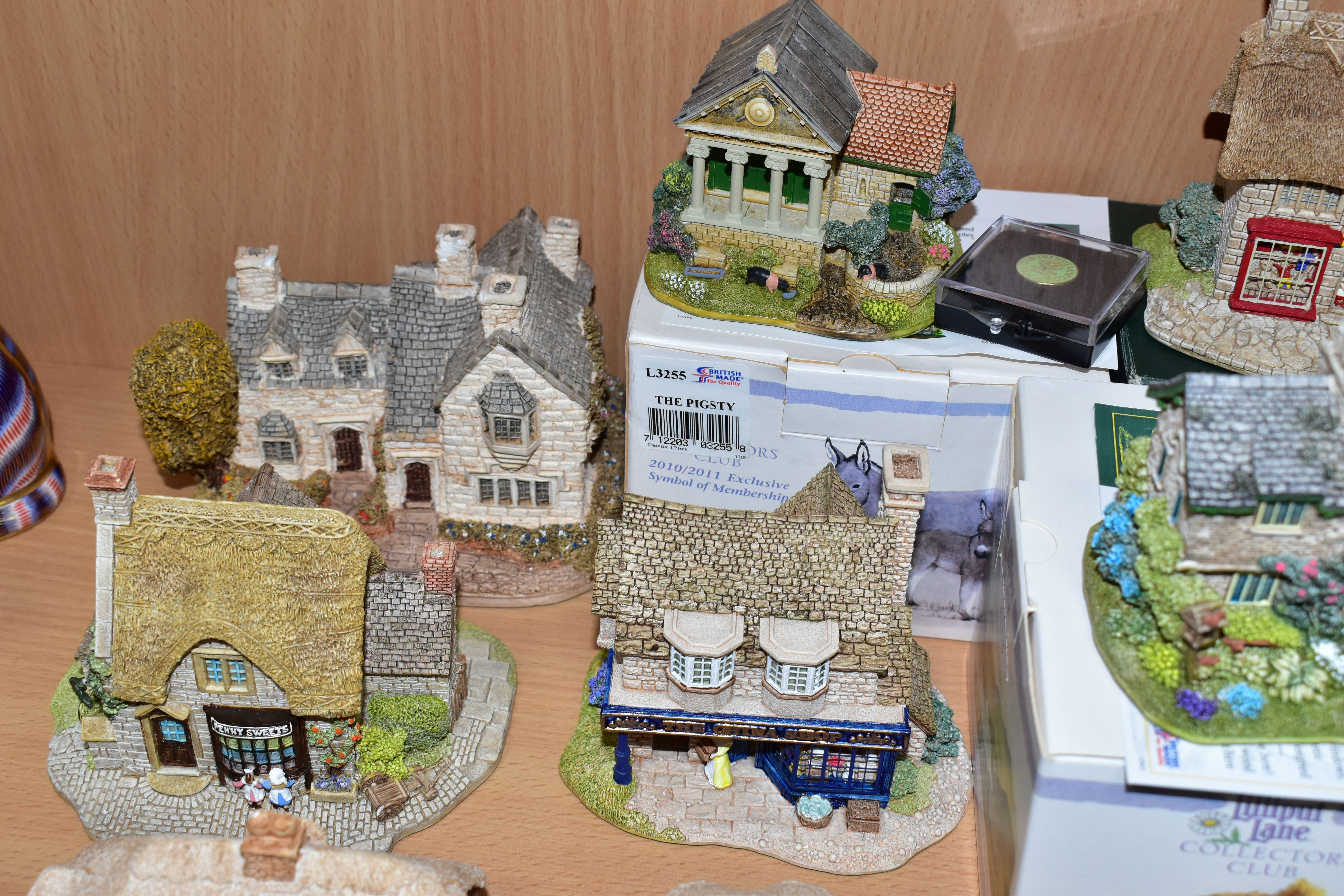 NINE BOXED LILLIPUT LANE BUILDINGS AND NINE OTHERS UNBOXED, the boxed comprising British - Image 7 of 7