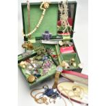 A GREEN JEWELLERY BOX WITH CONTENTS, to include a broken piece of a 9ct gold ring, hallmarked 9ct