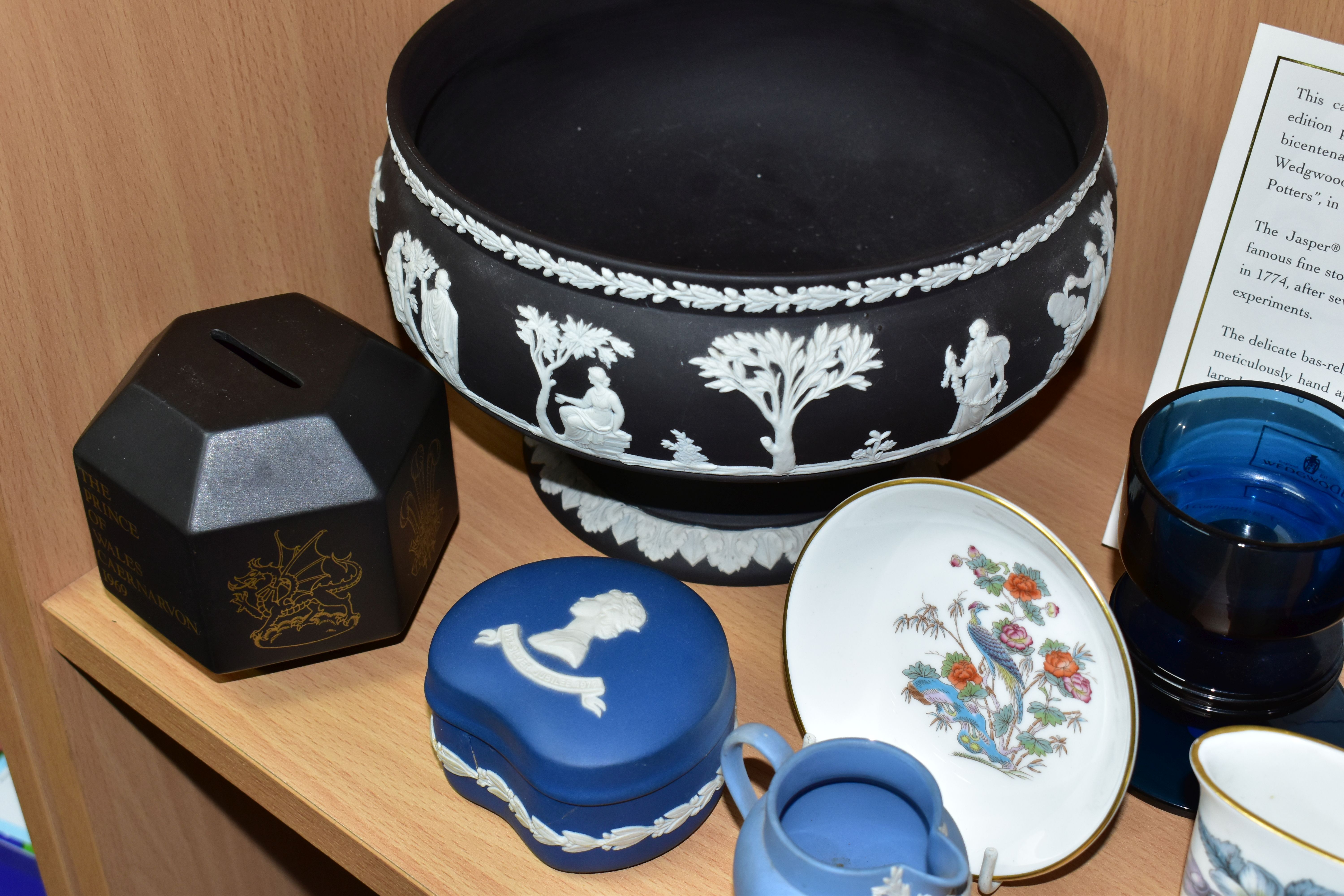 A GROUP OF WEDGWOOD CERAMICS AND GLASS WARES, comprising a pair of blue Sheringham candle holders - Image 3 of 5