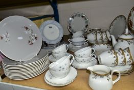 A QUANTITY OF TEA AND DINNER WARES, comprising a Royal Doulton 'Lynnewood' pattern set of one