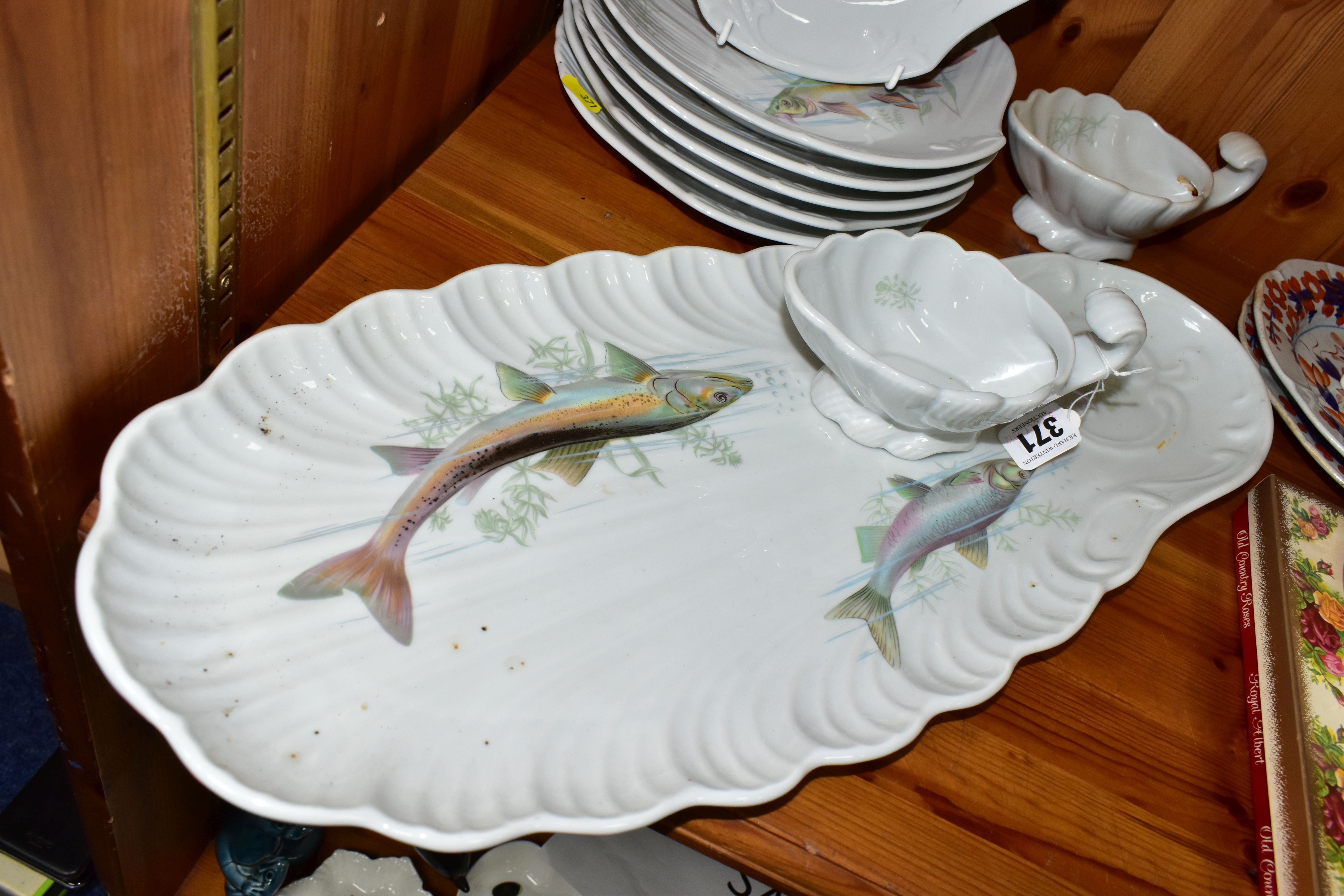 A MODERN PORCELAINE DE SOLOGNE FISH SET, comprising serving platter, two sauce boats and six shell - Image 2 of 4