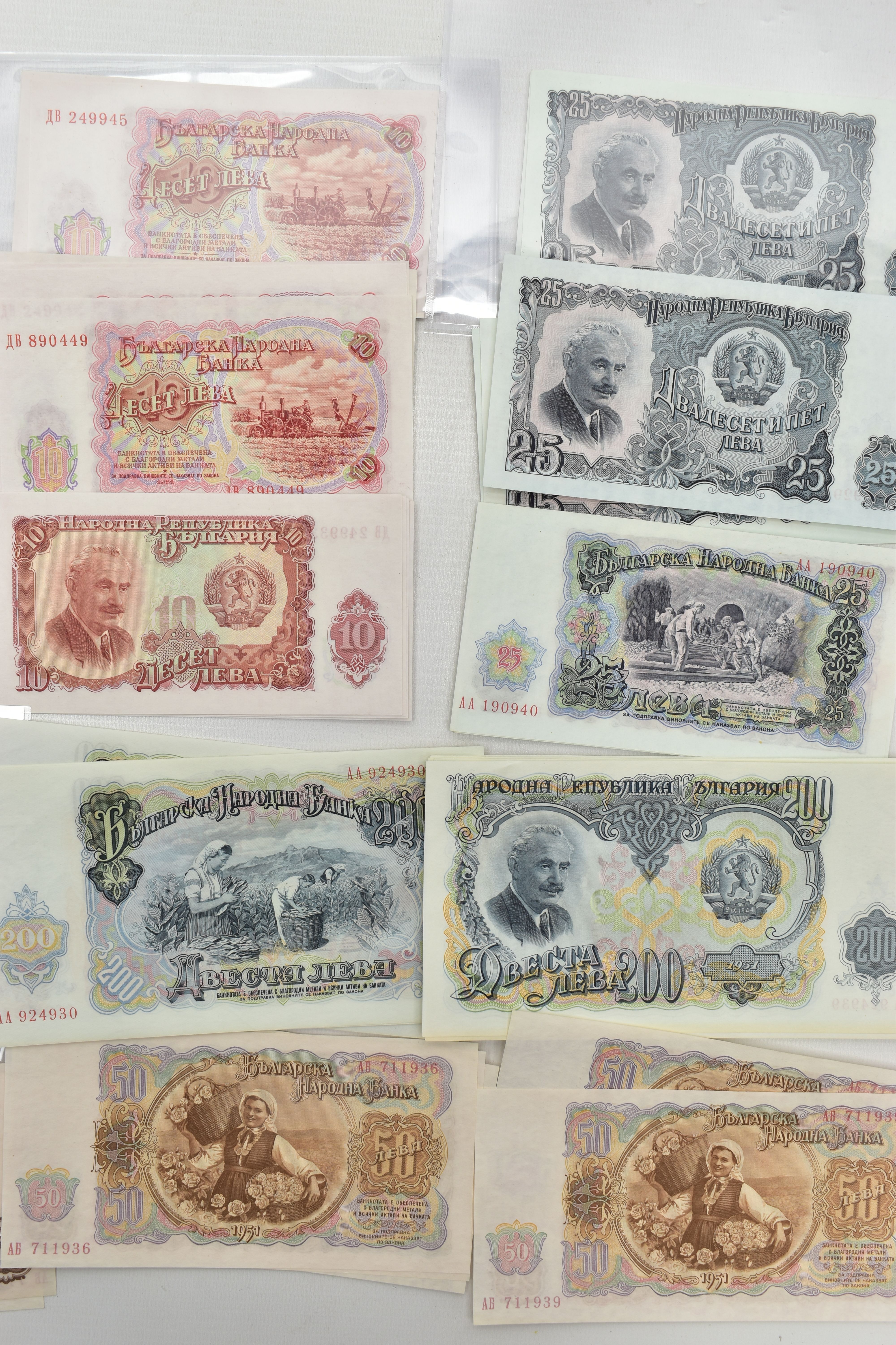 A SELECTION OF CRISP UNCIRCULATED BULGARIA BANKNOTES 1951, six packs of approx 17 Banknotes in - Image 2 of 3