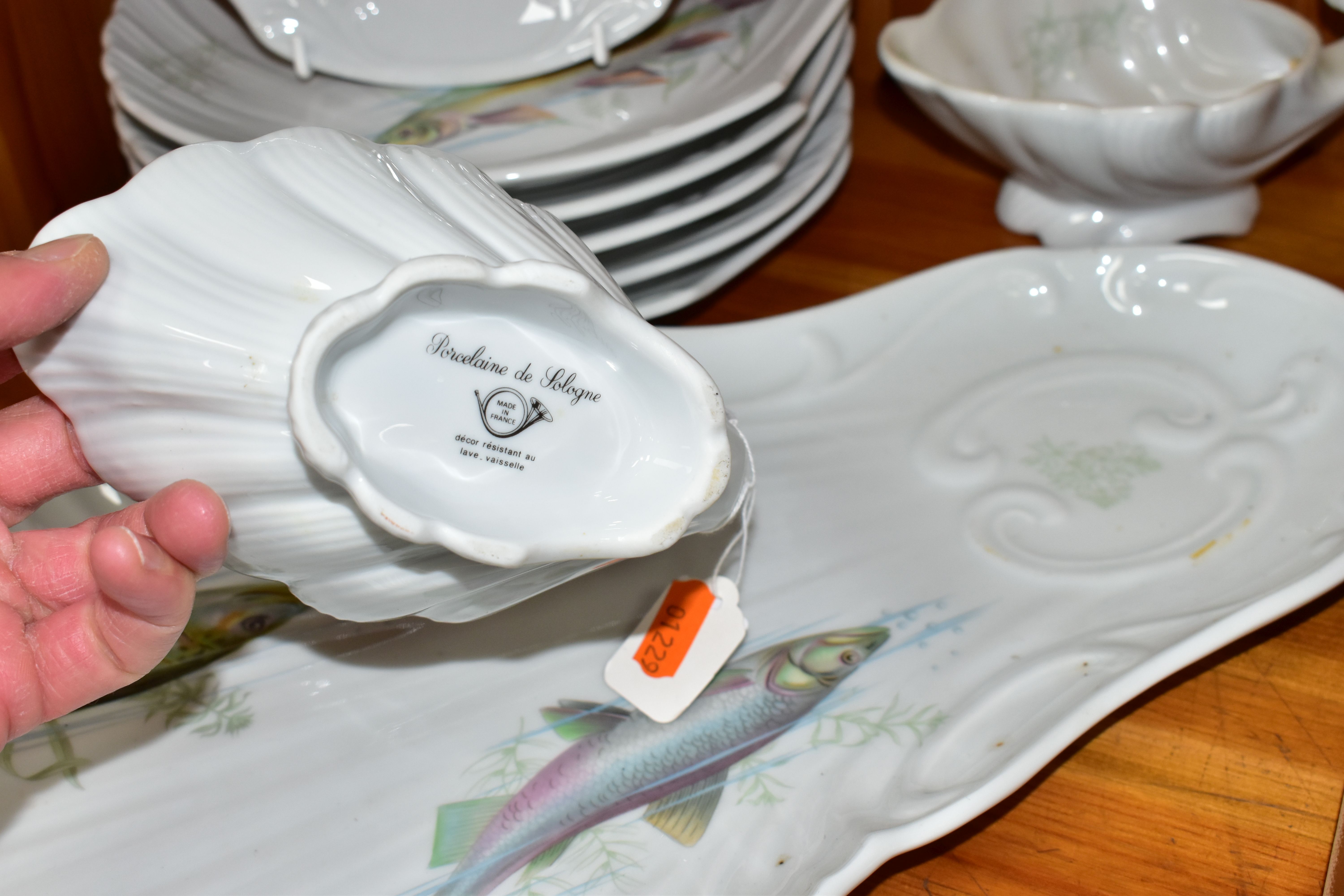 A MODERN PORCELAINE DE SOLOGNE FISH SET, comprising serving platter, two sauce boats and six shell - Image 4 of 4