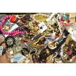 A SMALL QUANTITY OF YELLLOW METAL JEWELLRY AND A BOX OF COSTUME JEWELLERY, to include a single