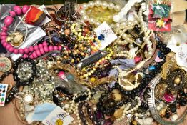 A SMALL QUANTITY OF YELLLOW METAL JEWELLRY AND A BOX OF COSTUME JEWELLERY, to include a single