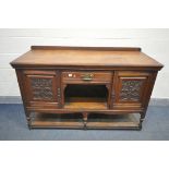 A LATE 19TH/EARLY 20TH CENTURY OAK SIDEBOARD, with double cupboard doors flanking a single drawer,